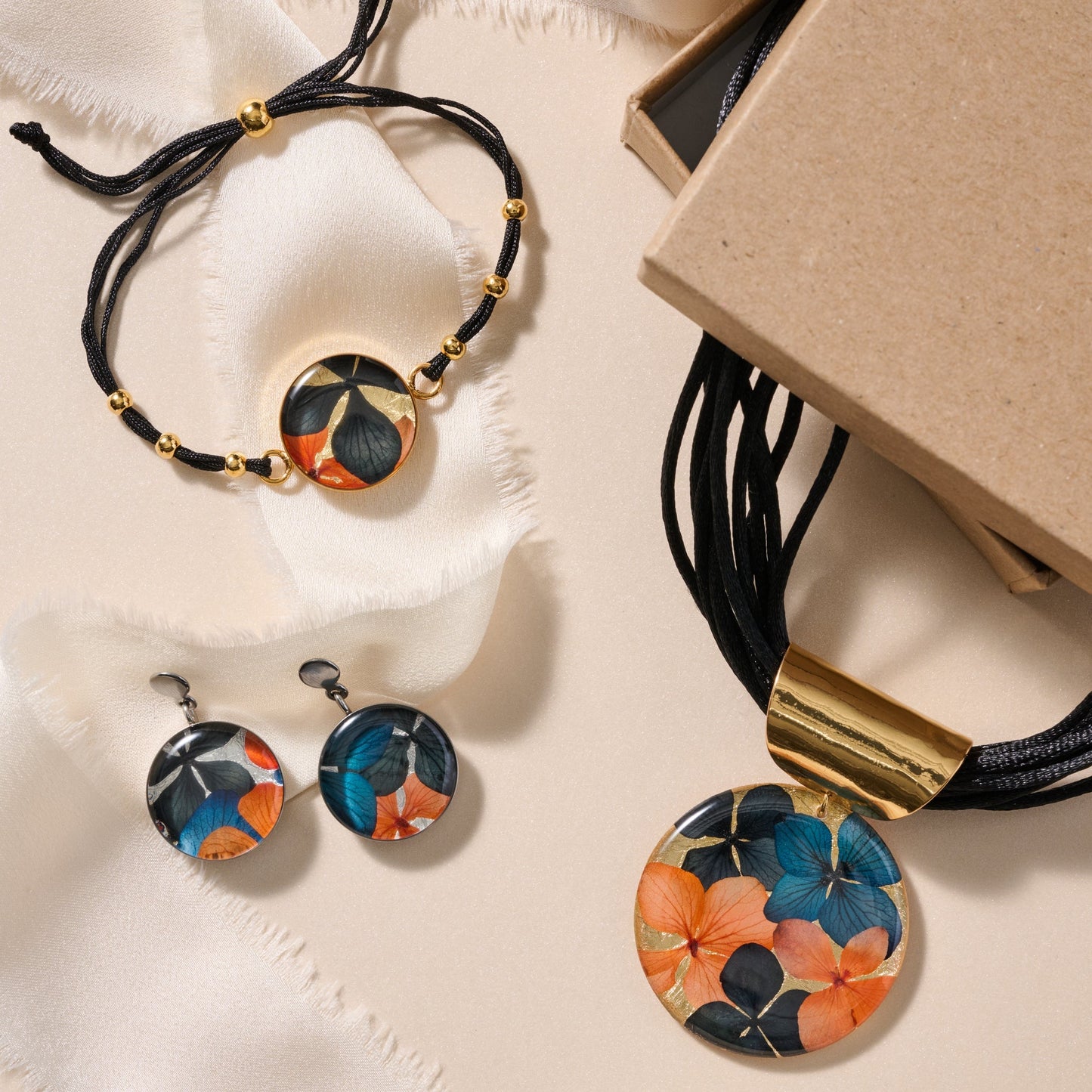 Necklace petals silk/resin/steel 19L blk/gld/blu
