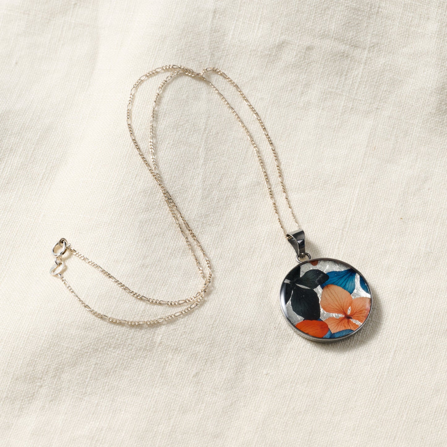 Necklace petal strlg silv/resin 16L silv/blue