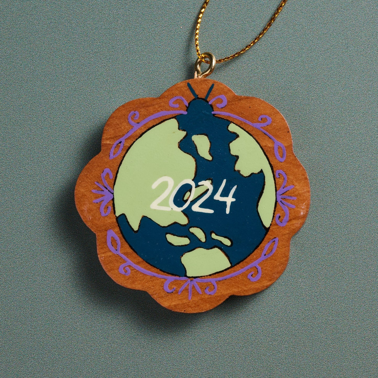 Ornament globe 2024/Peace M/3 wd 2.5D brn/blu/grn