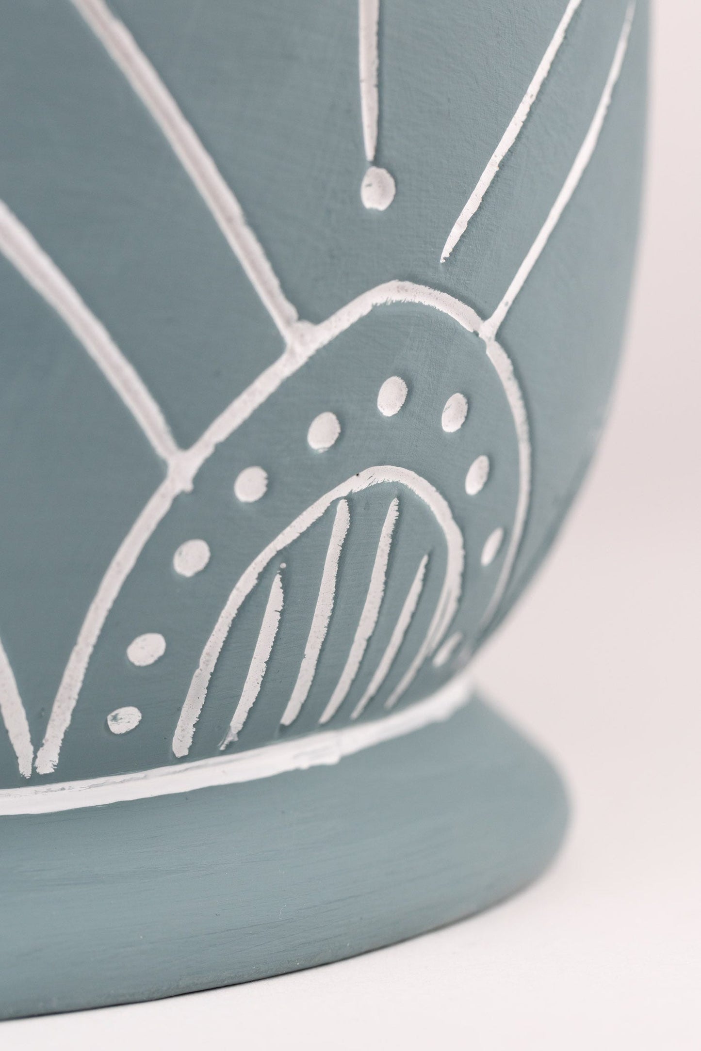 Planter rounded geo etched t-cotta 8Dx7 teal/white