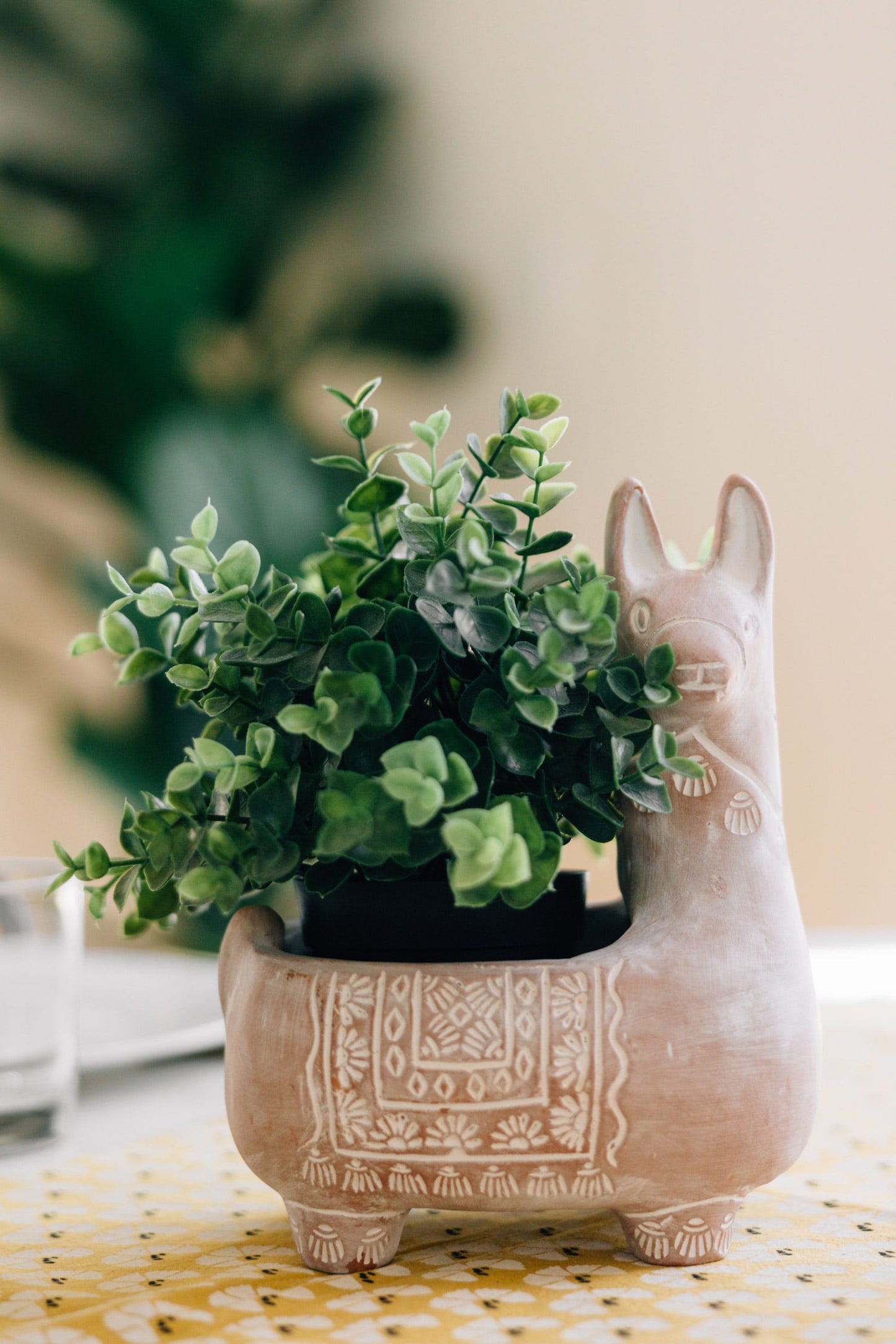 Planter M llama t-cotta 6.75Lx5.75Wx9H whitewash