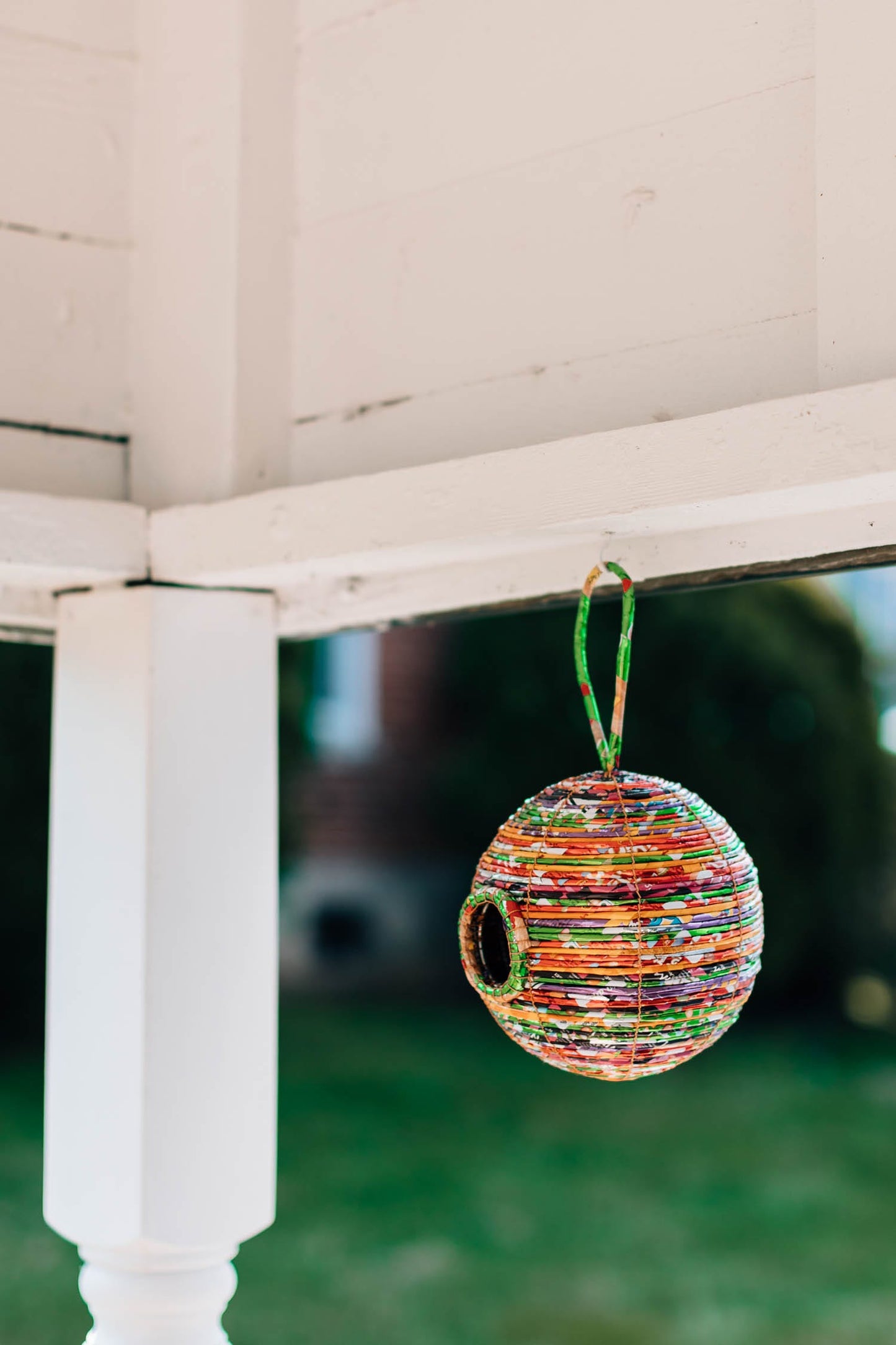 Birdhouse round recycled wrappers/wire 6D multi