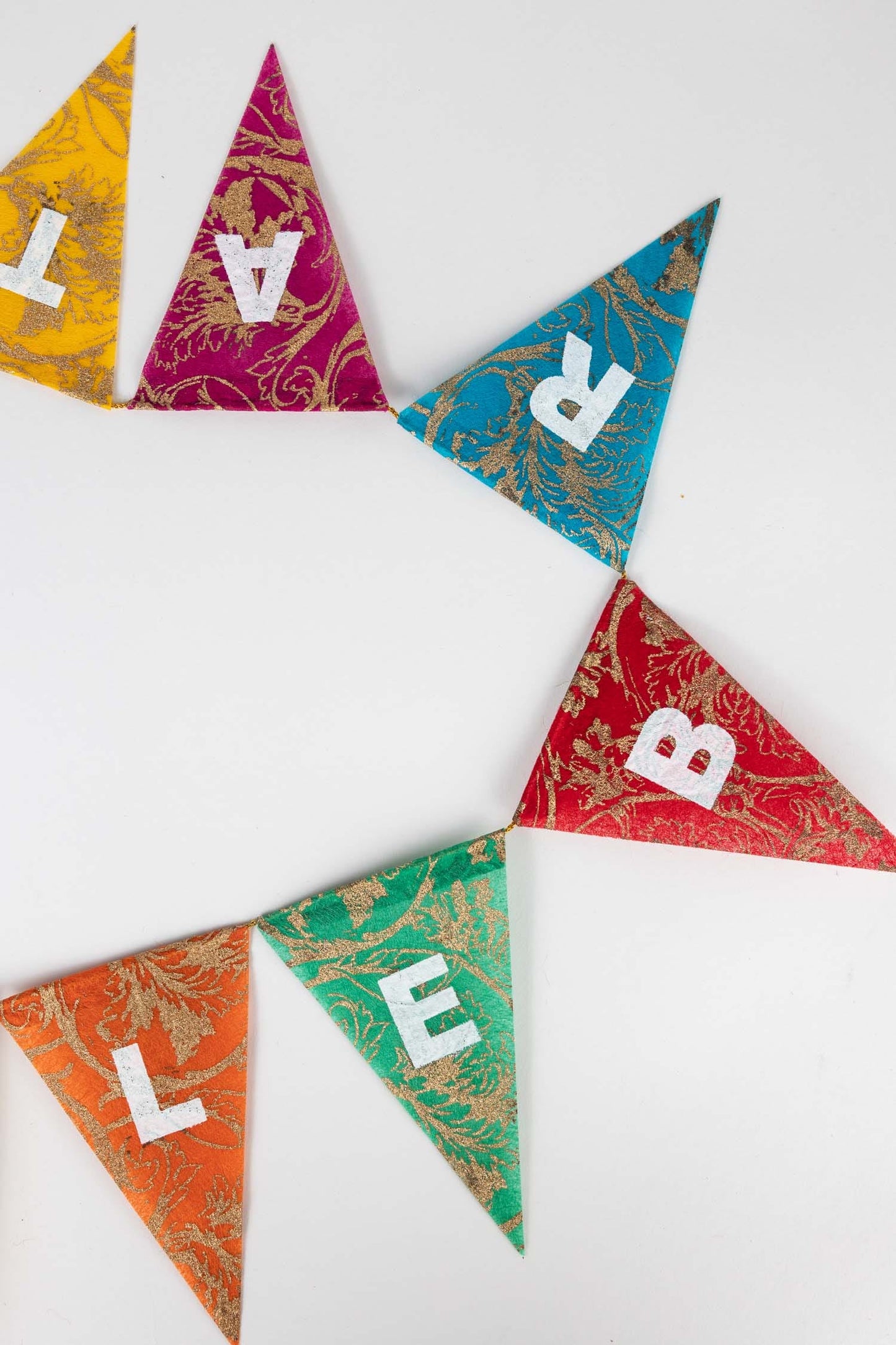 Garland 'celebrate' triangles silk paper 5ft mult