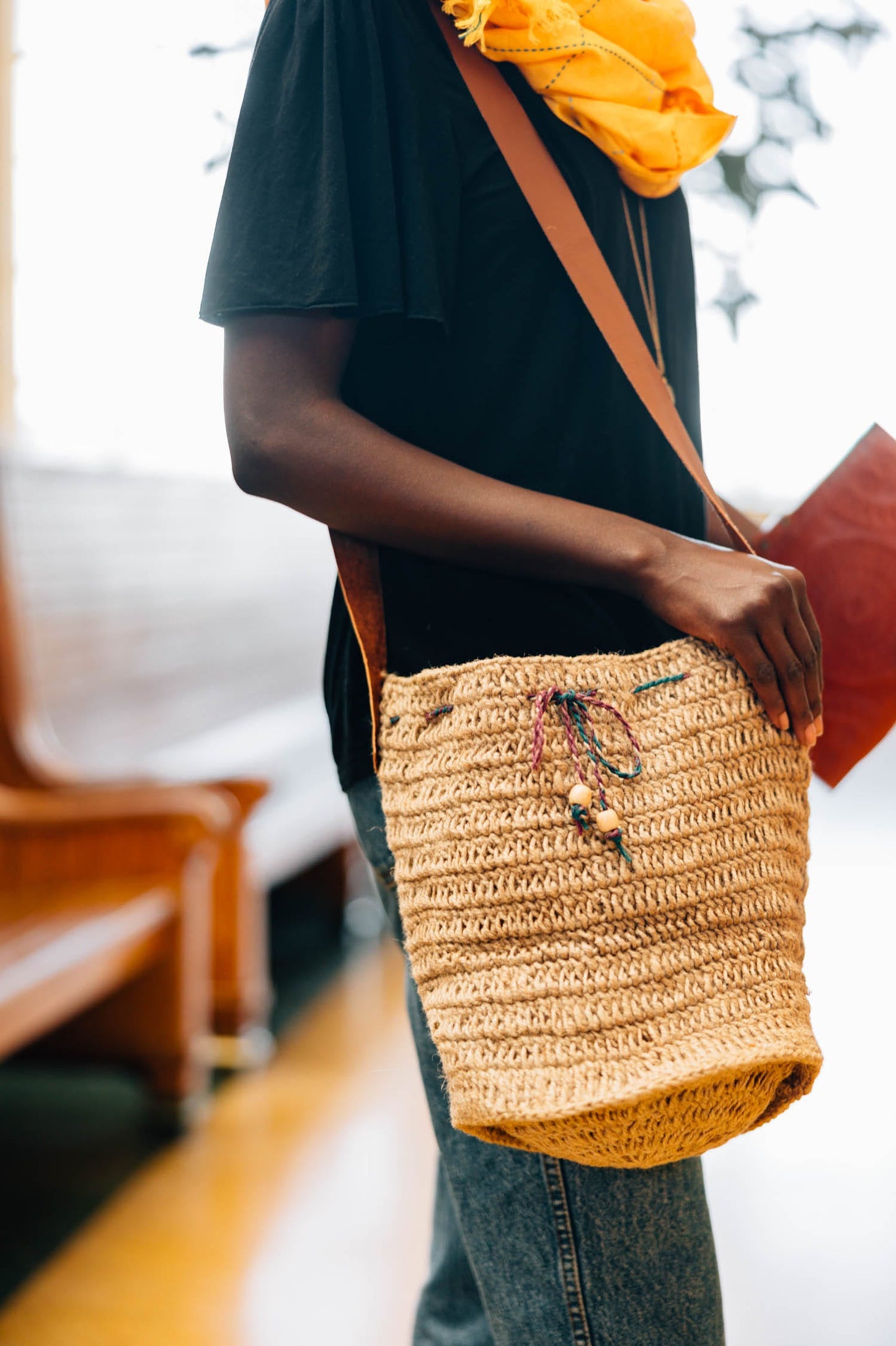 Bag bucket crochet jute/lthr 8Dx10.5H nat/brn/asst