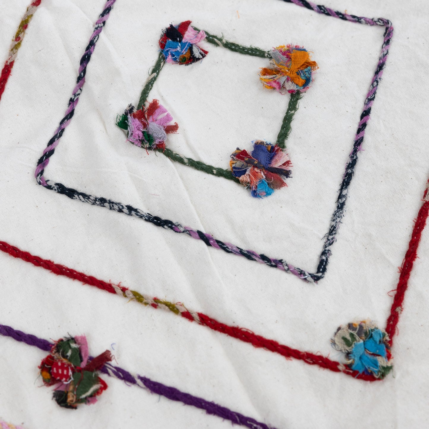 Table runner strpd/pompom sari/cttn 71x16 wht/asst