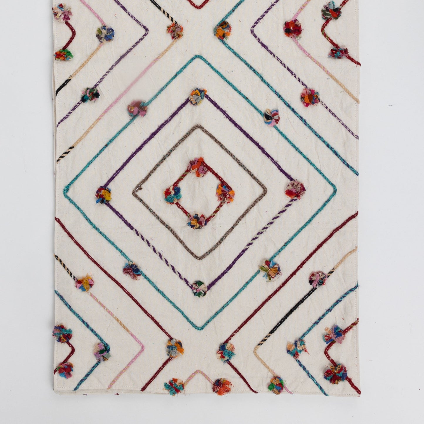 Table runner strpd/pompom sari/cttn 71x16 wht/asst