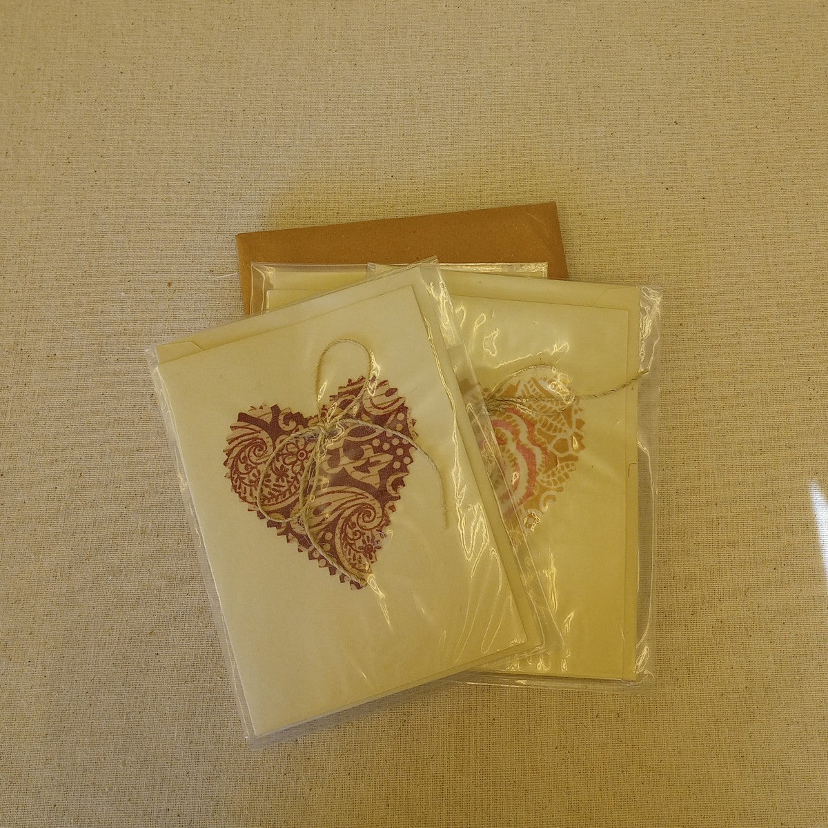 Card heart w/bow M/3 ppr/sari 4.25x6 cream/asst