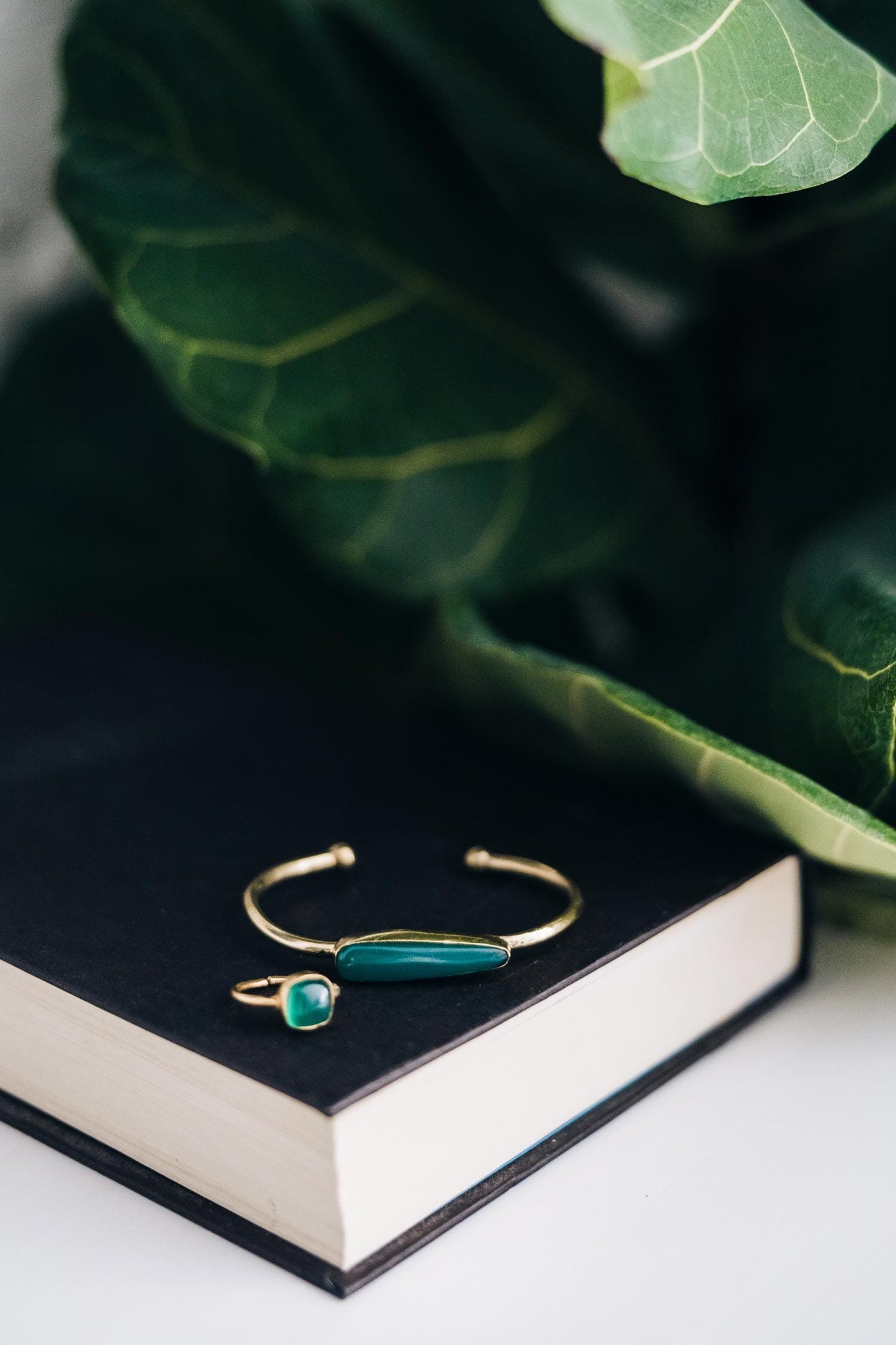 Bracelet cuff long thin oval green onyx/brass