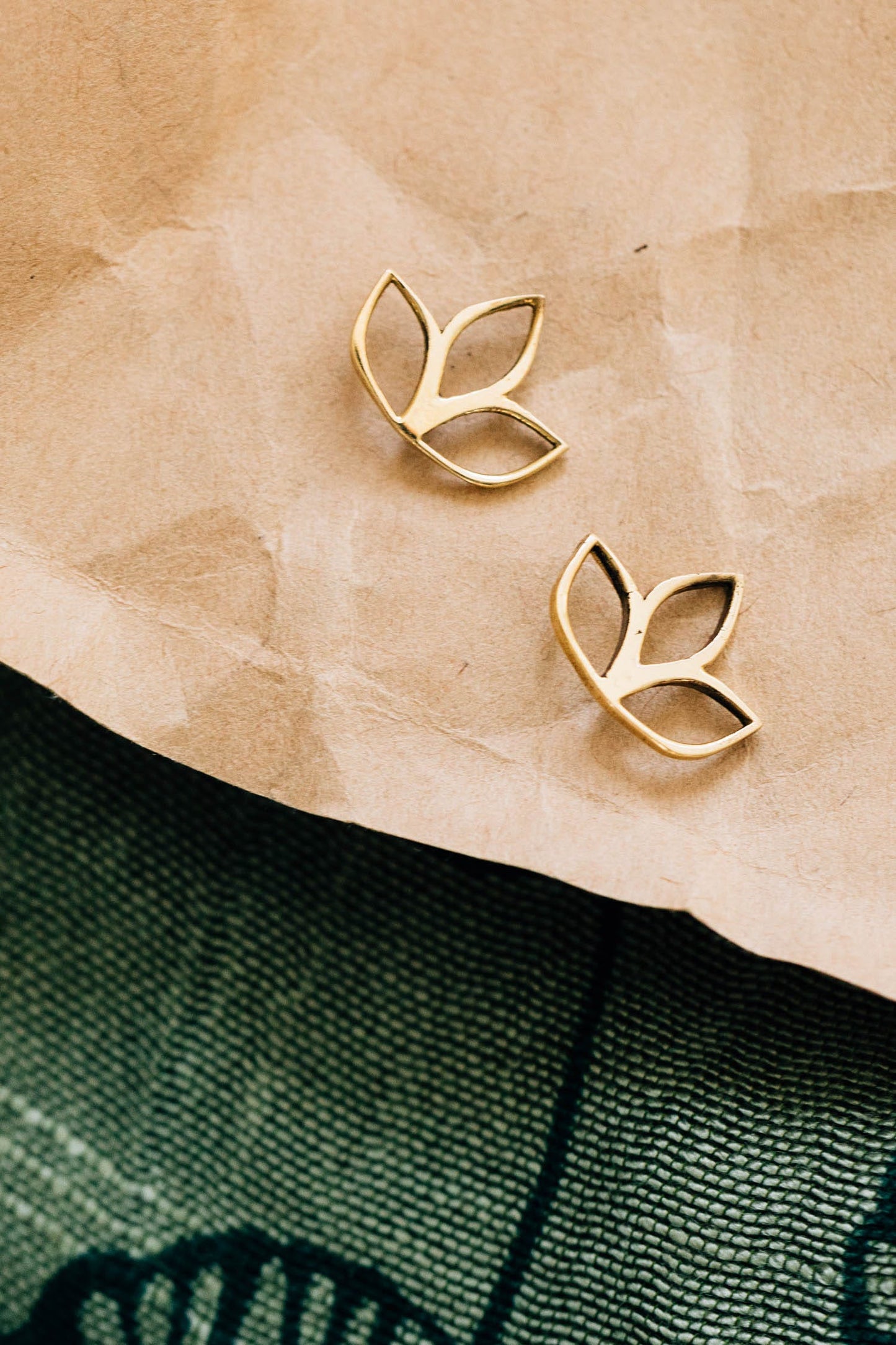 Earrings post 3 petals brass .5D gold color
