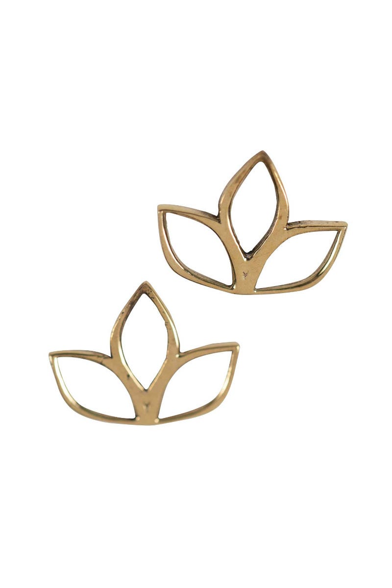 Earrings post 3 petals brass .5D gold color