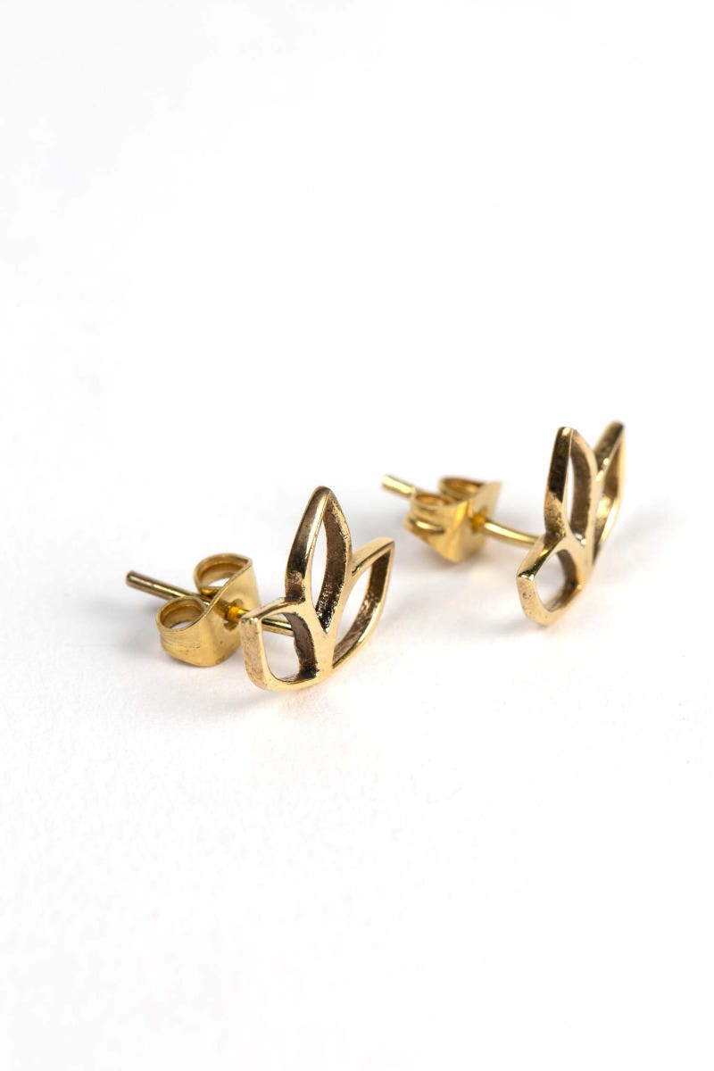 Earrings post 3 petals brass .5D gold color