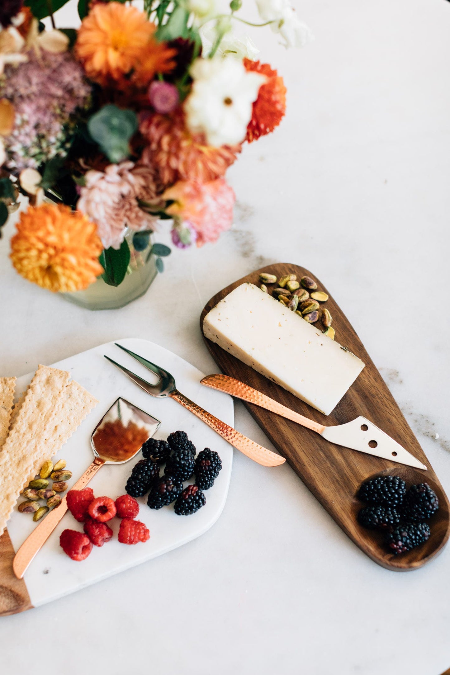 Serving board w/carved dip wood 12Lx4.5W natural
