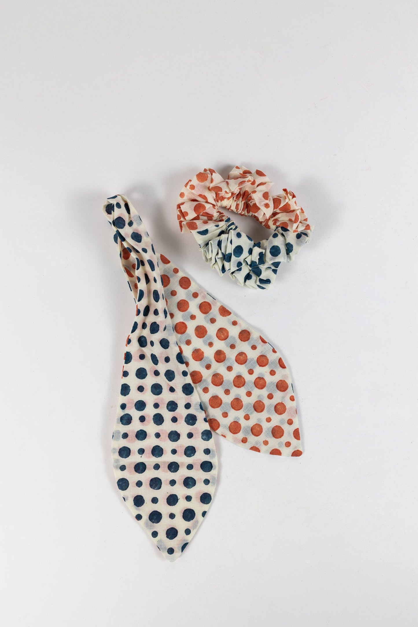 Hair scrunchie w/tie polka dots cotton wht/blu/red