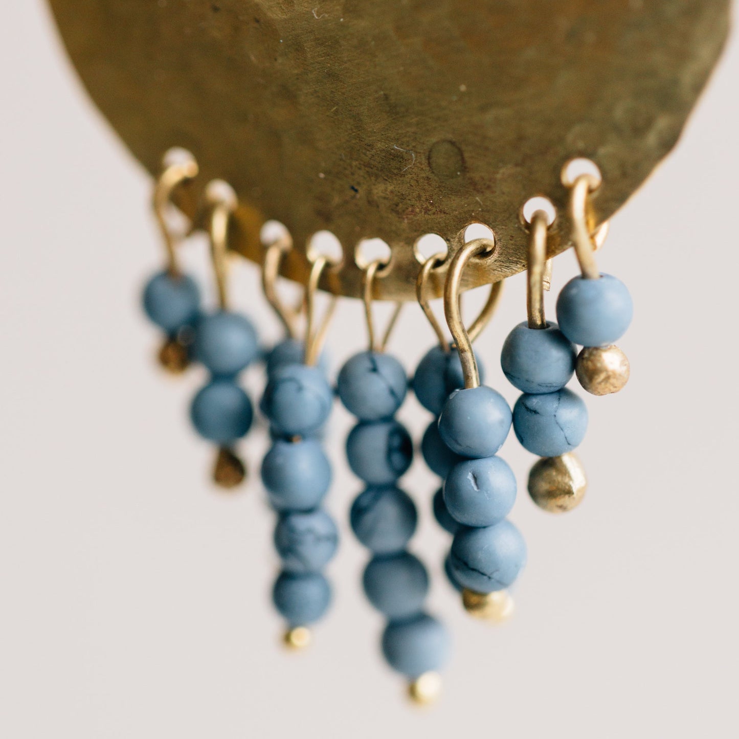 Earrings hammered disc/frings brass 2.75L br/blu