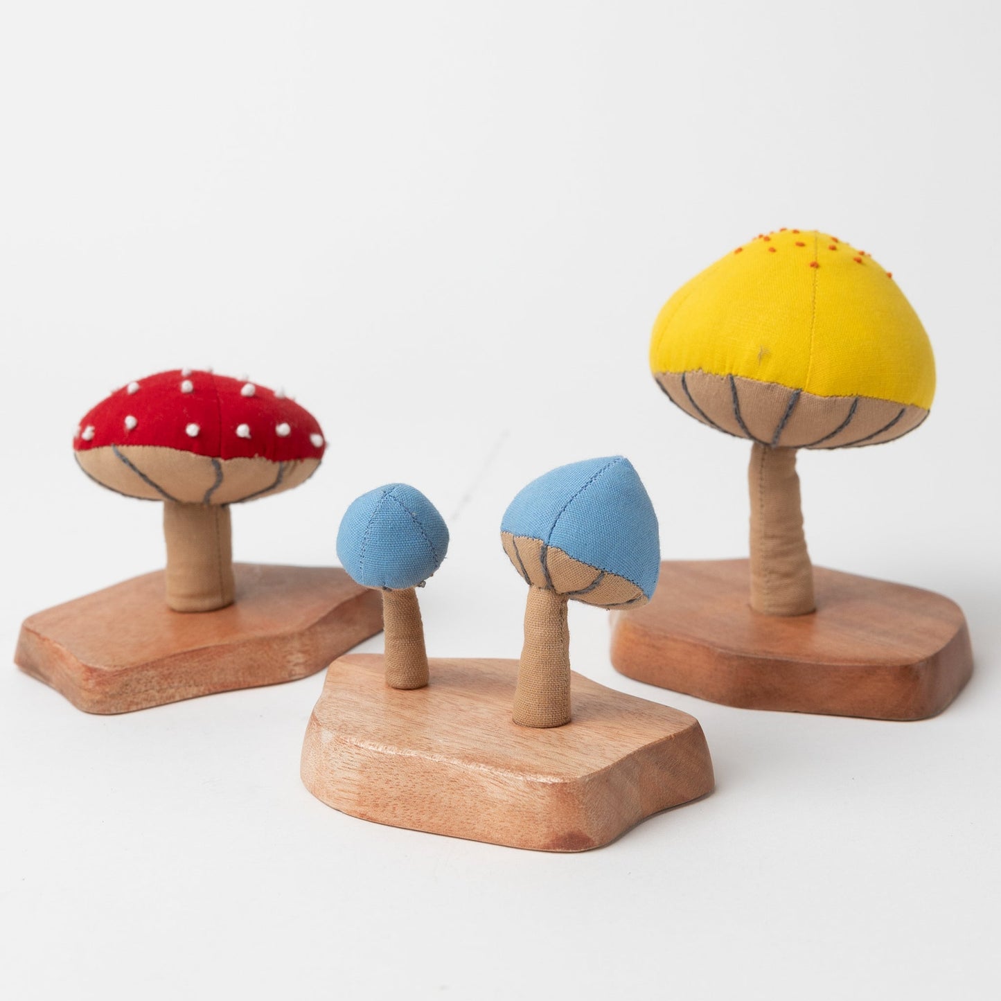 Mushrooms on stand M/2 cttn/wood 3.5Dx3H blu/brn