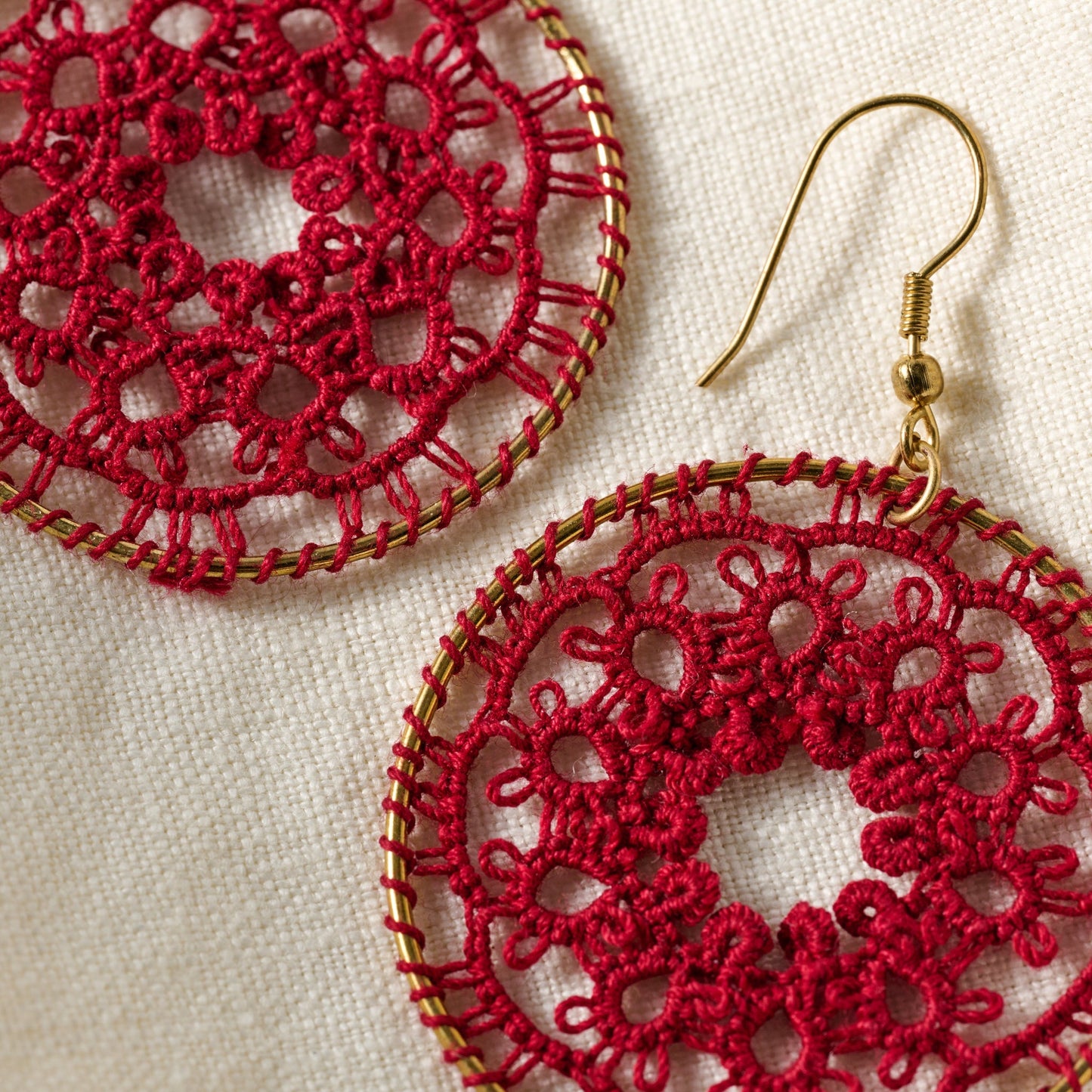 Earrings tatted circle iron/br/cttn 1.75D red/gld