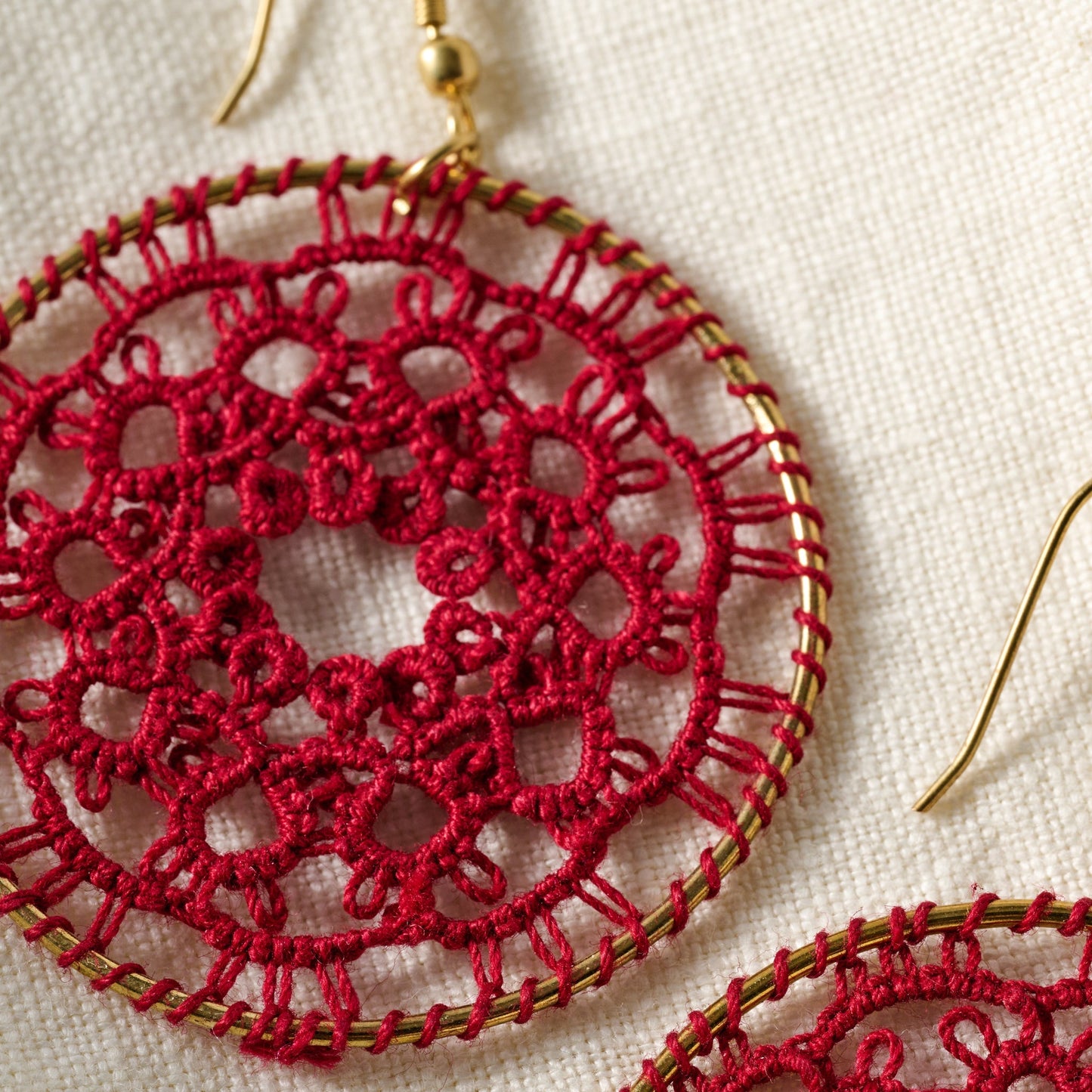 Earrings tatted circle iron/br/cttn 1.75D red/gld