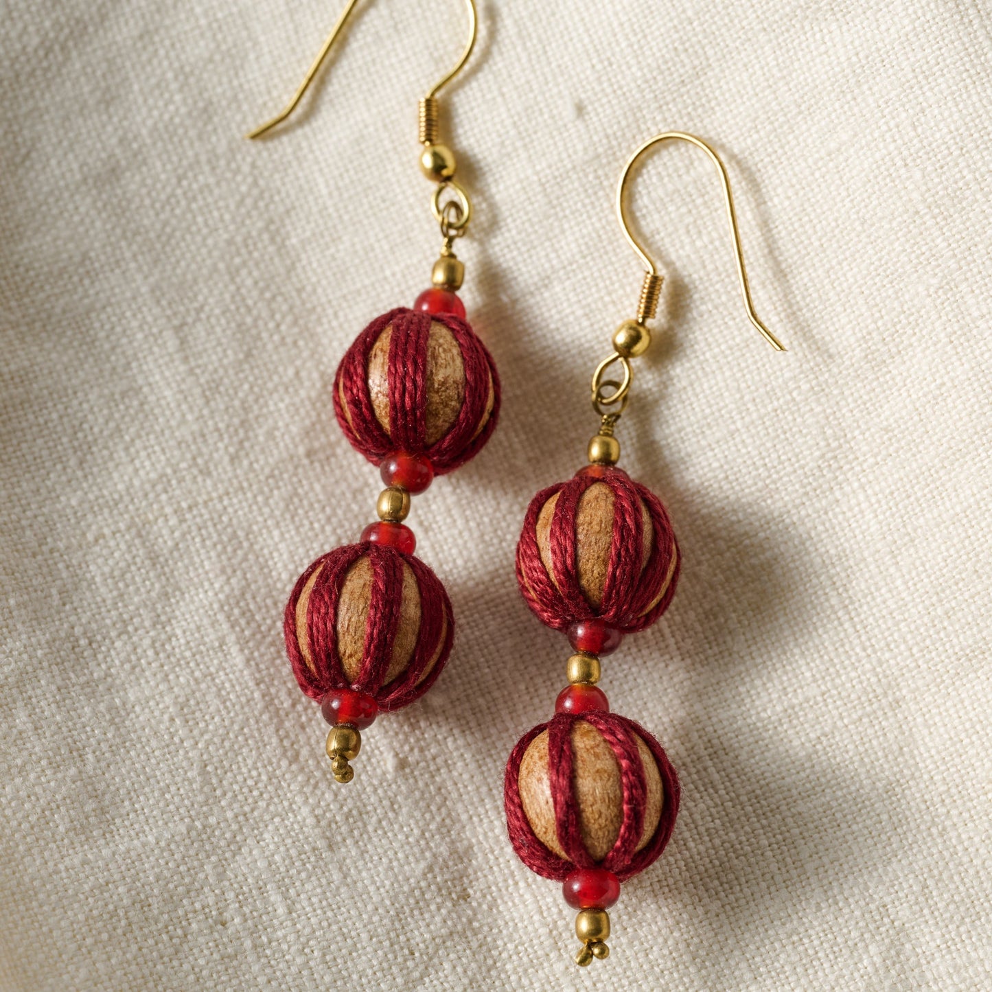 Earrings wrapped balls wood/cotton 2.5L red/brn
