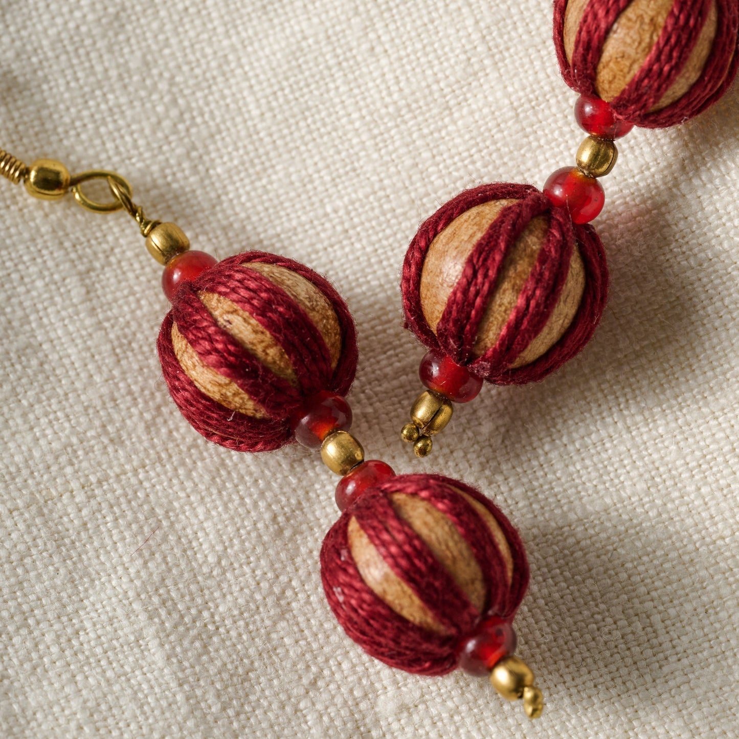 Earrings wrapped balls wood/cotton 2.5L red/brn