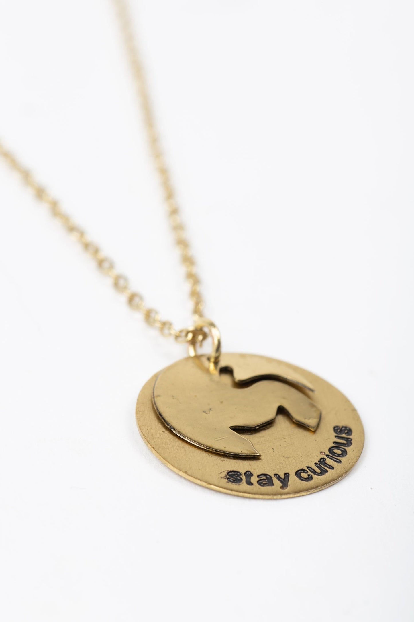 Necklace cat STAY COURIOUS pend mtl 17L gld color