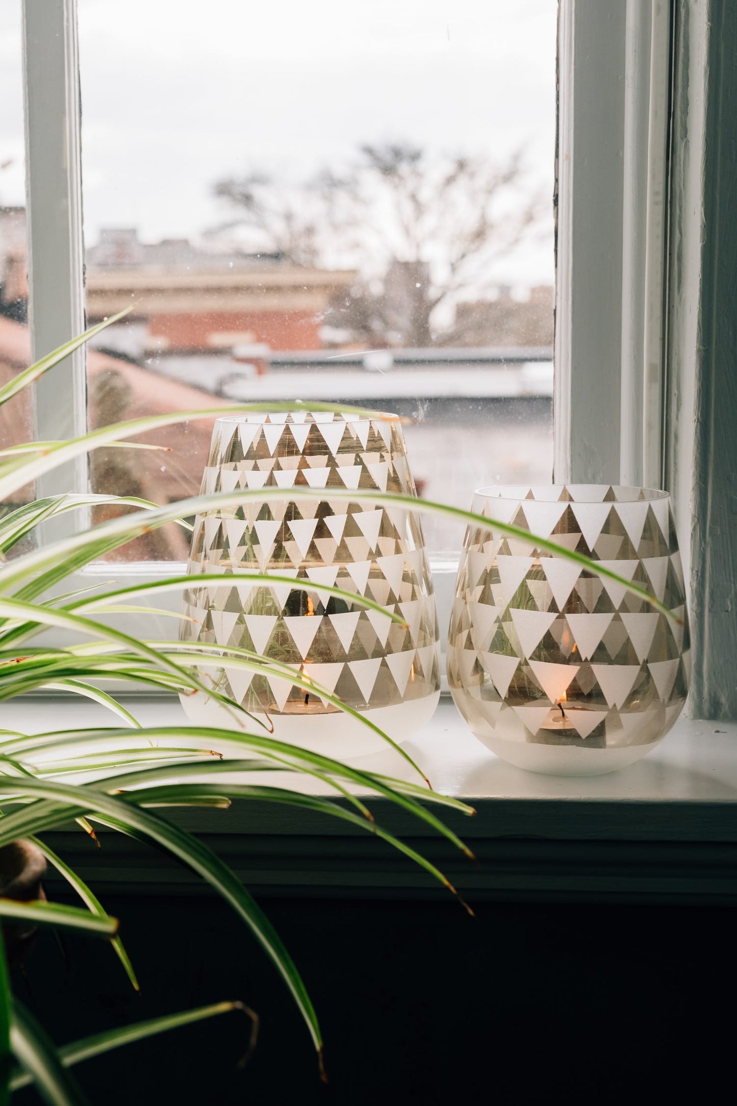 Candleholder triangles etched glass 4Dx5H gray