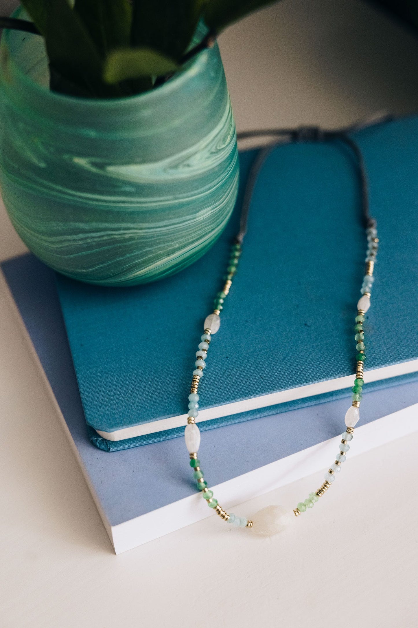 Necklace moonstones/onyx sliding cord 26L wht/aqua