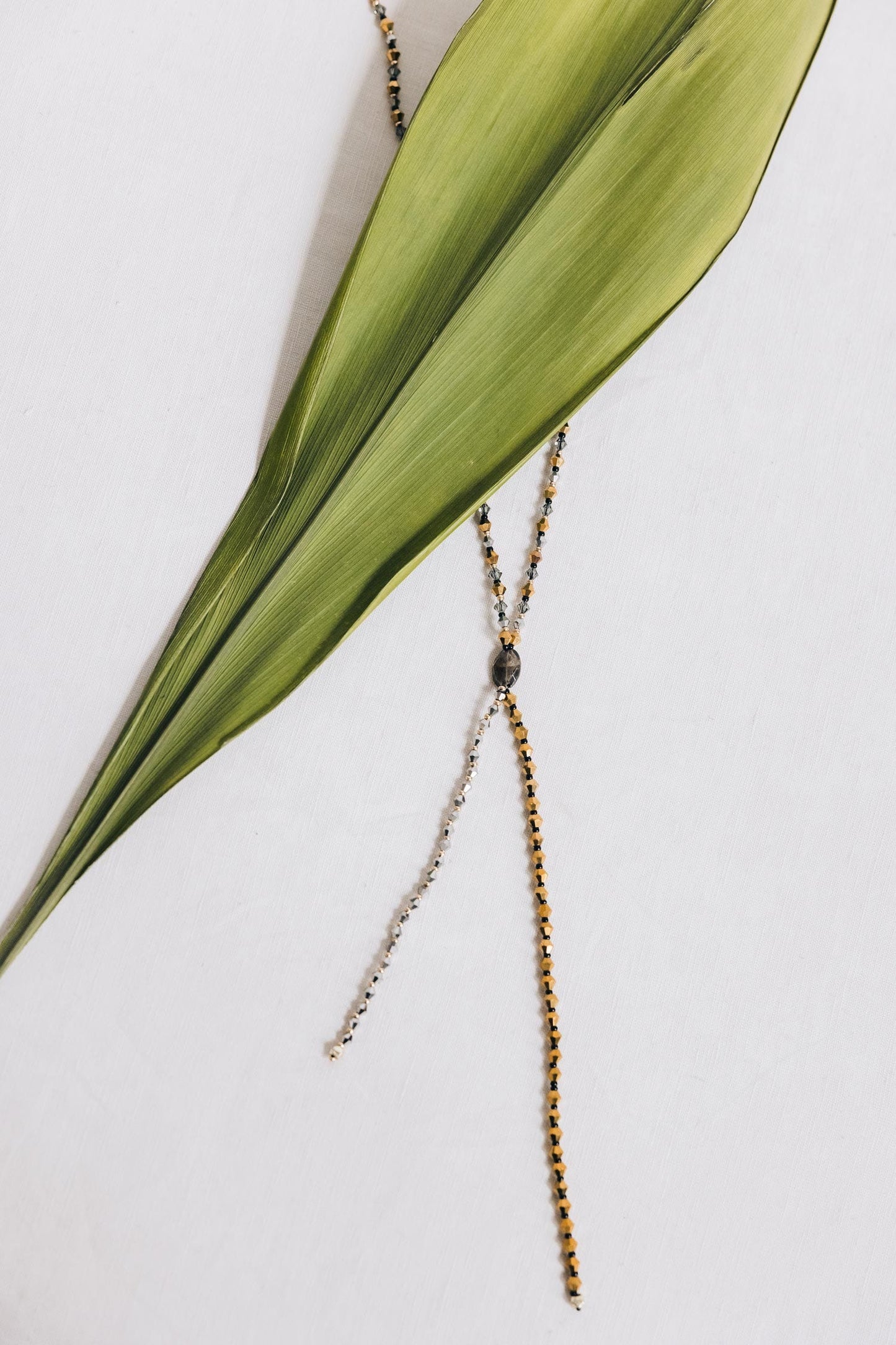 Necklace lariat uniform sparkly beads 24L gld/blk