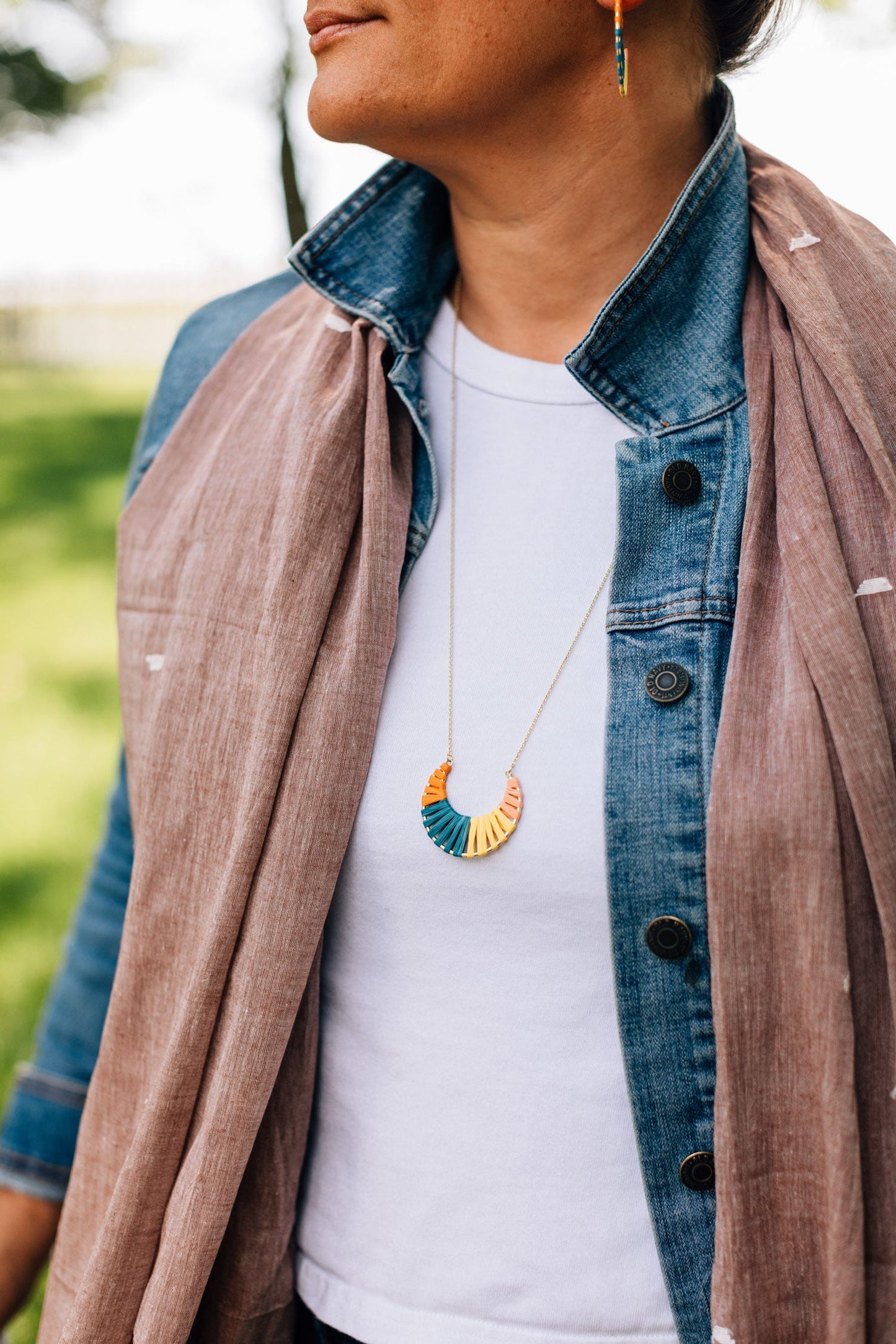 Necklace wrapped crescent pend raffia 30L multi