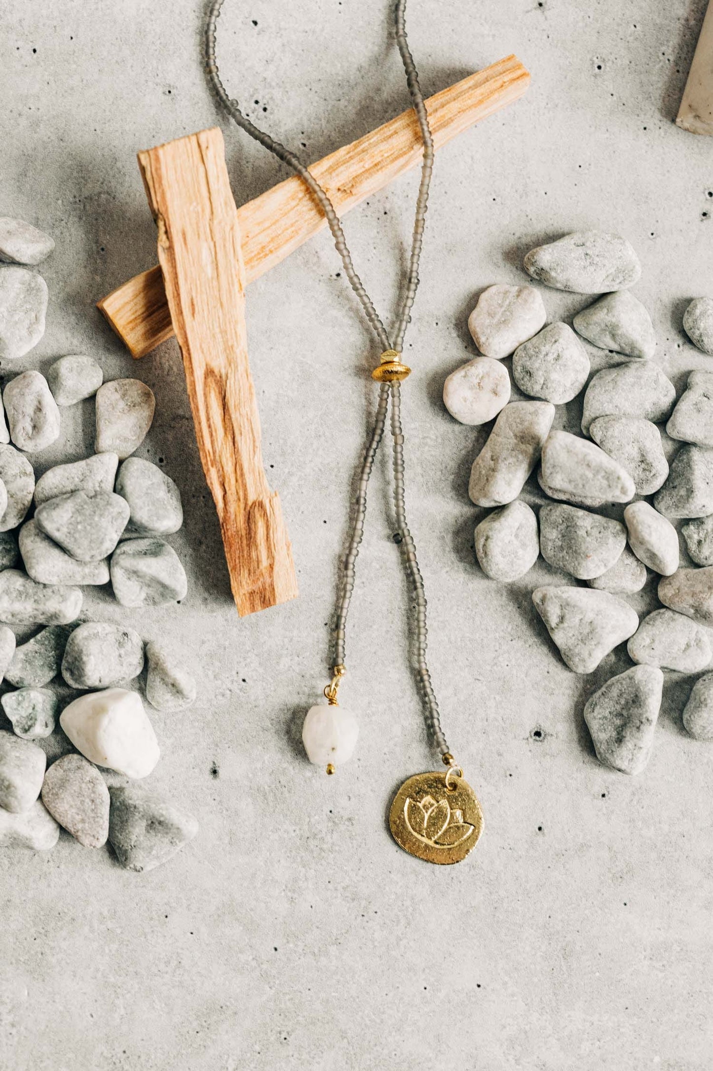Necklace lariat stone/disc charm glass/mtl gry/wht