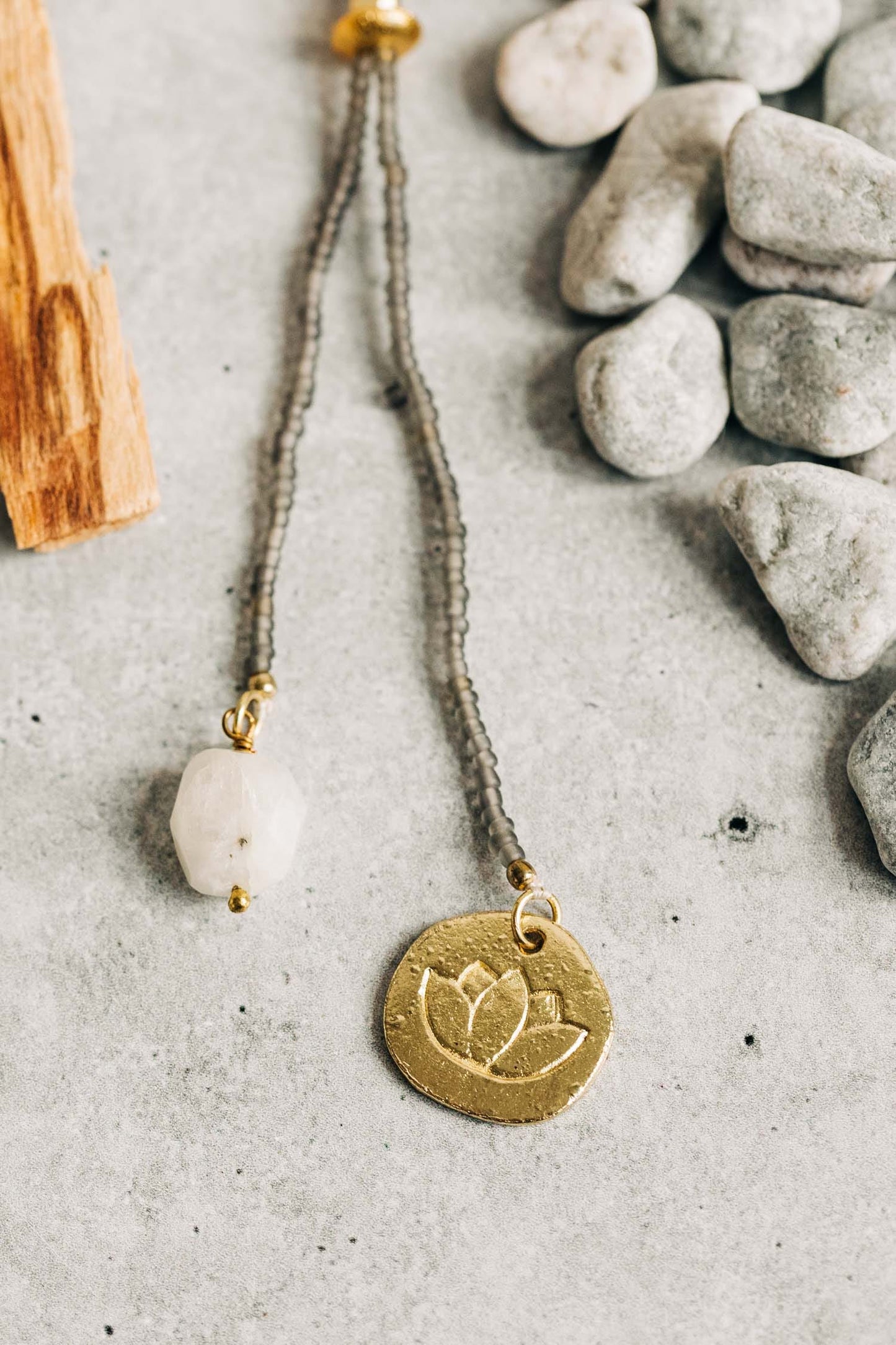 Necklace lariat stone/disc charm glass/mtl gry/wht