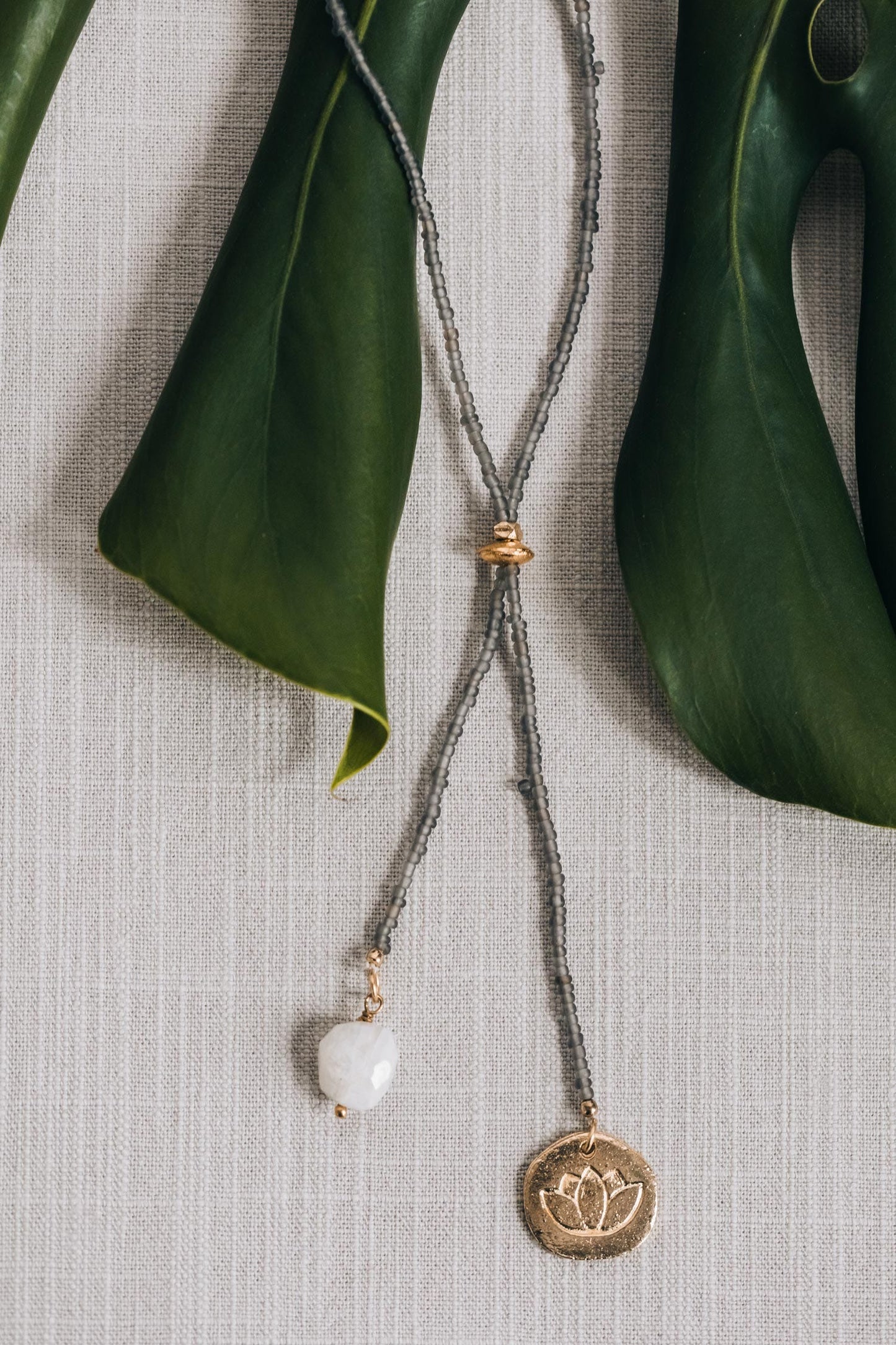 Necklace lariat stone/disc charm glass/mtl gry/wht