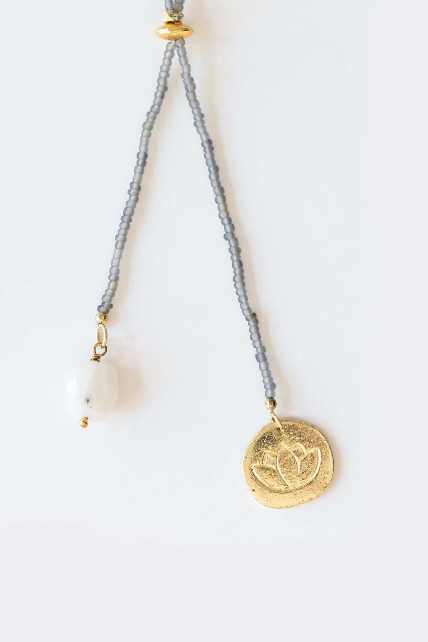 Necklace lariat stone/disc charm glass/mtl gry/wht