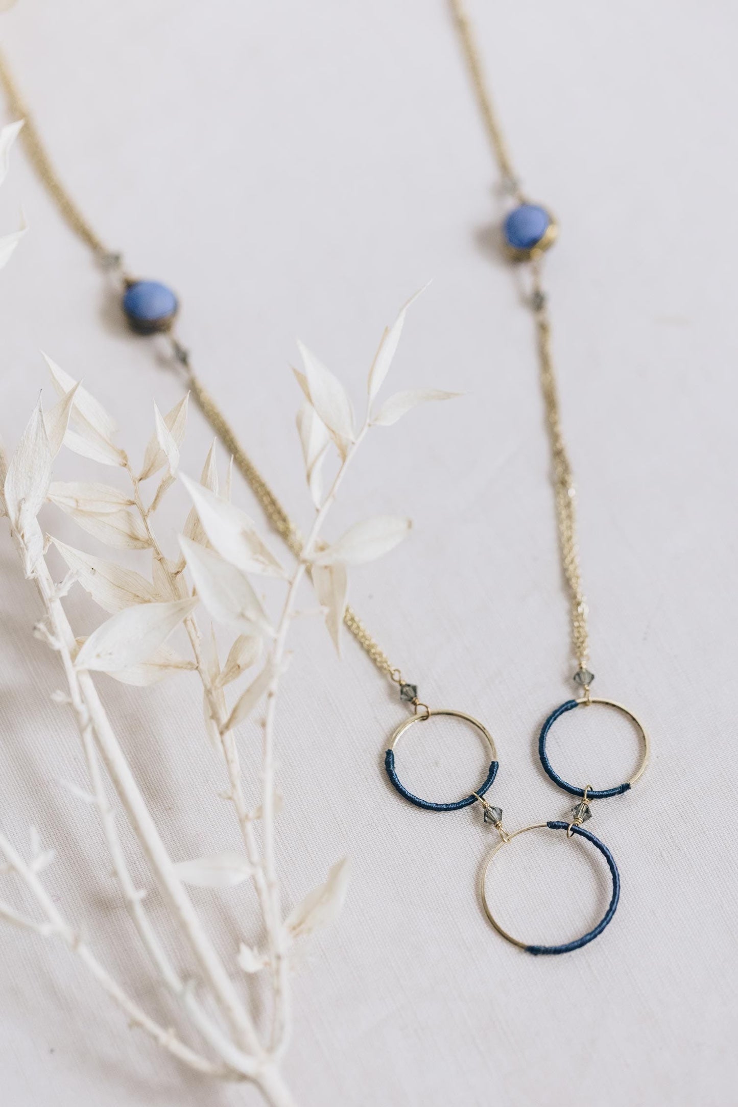 Necklace thread wrap crcls/bds fn chn 47L gld/blu