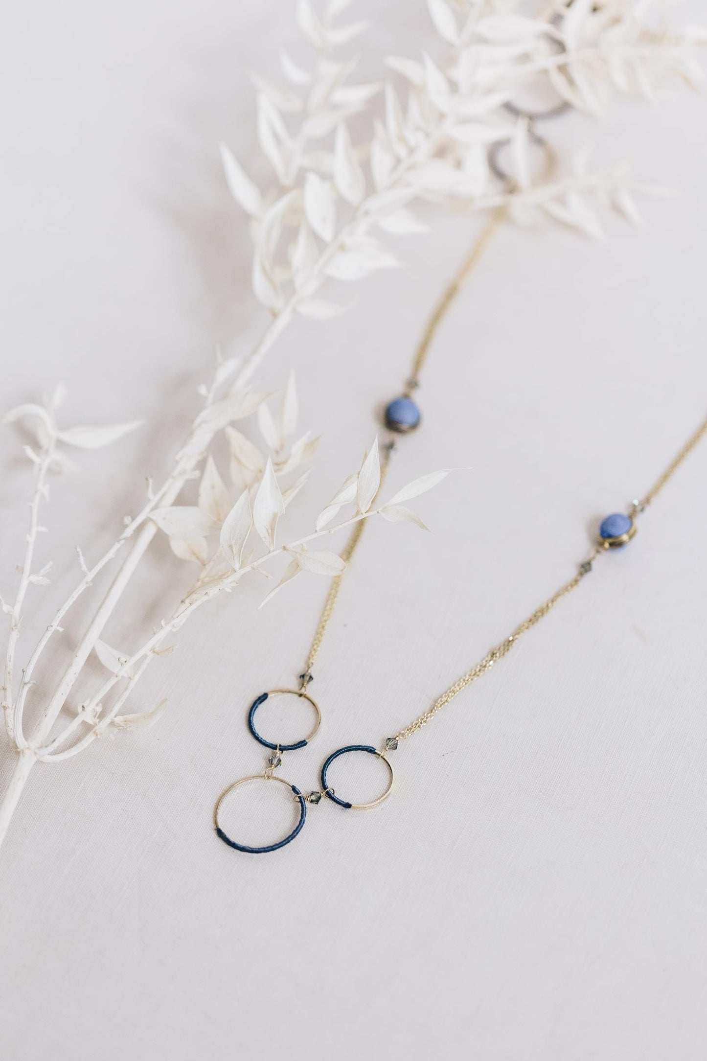 Necklace thread wrap crcls/bds fn chn 47L gld/blu