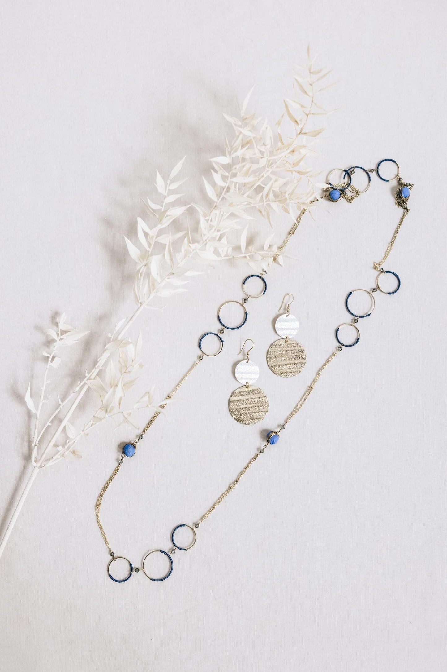 Necklace thread wrap crcls/bds fn chn 47L gld/blu