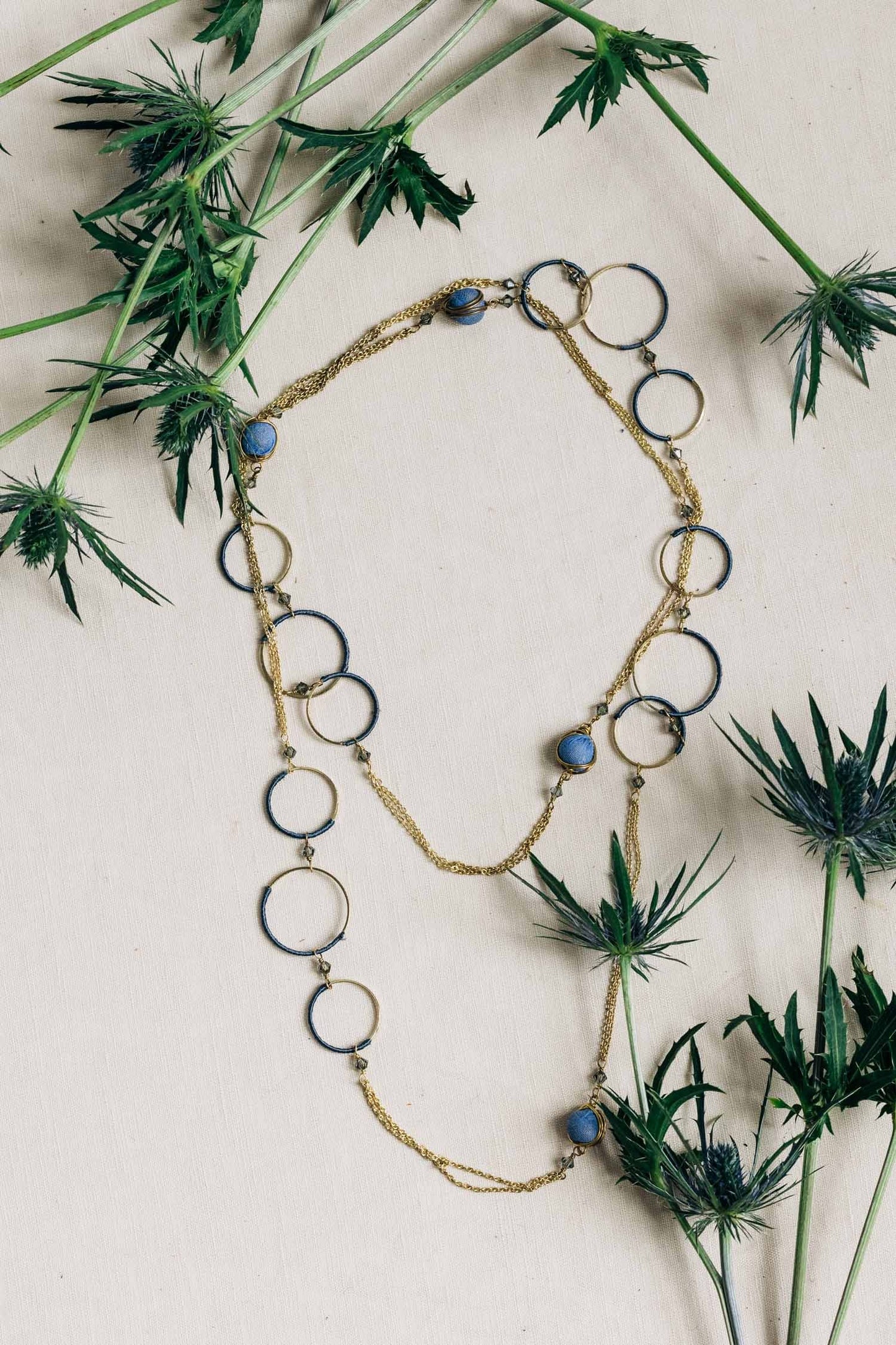 Necklace thread wrap crcls/bds fn chn 47L gld/blu