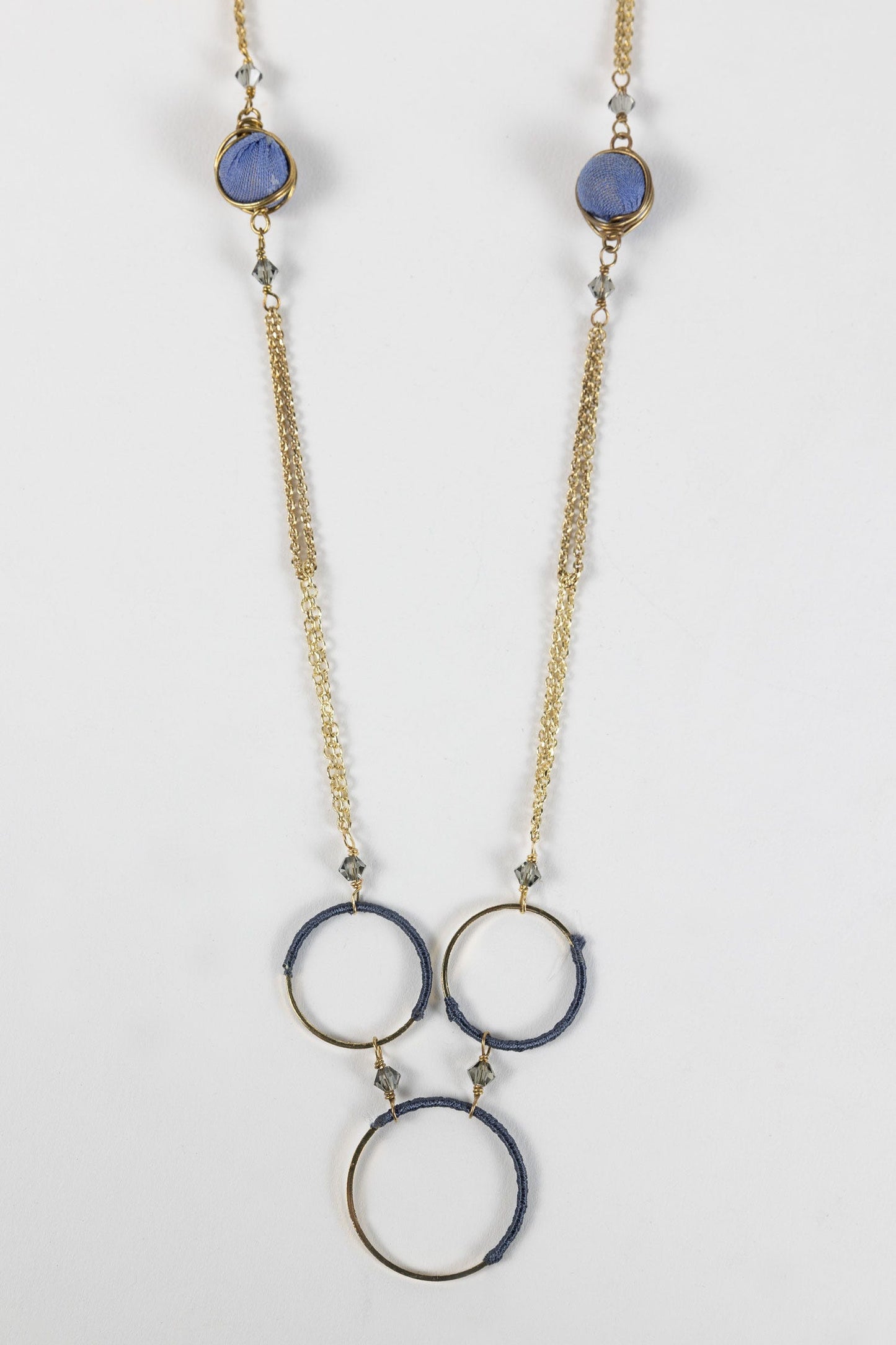 Necklace thread wrap crcls/bds fn chn 47L gld/blu