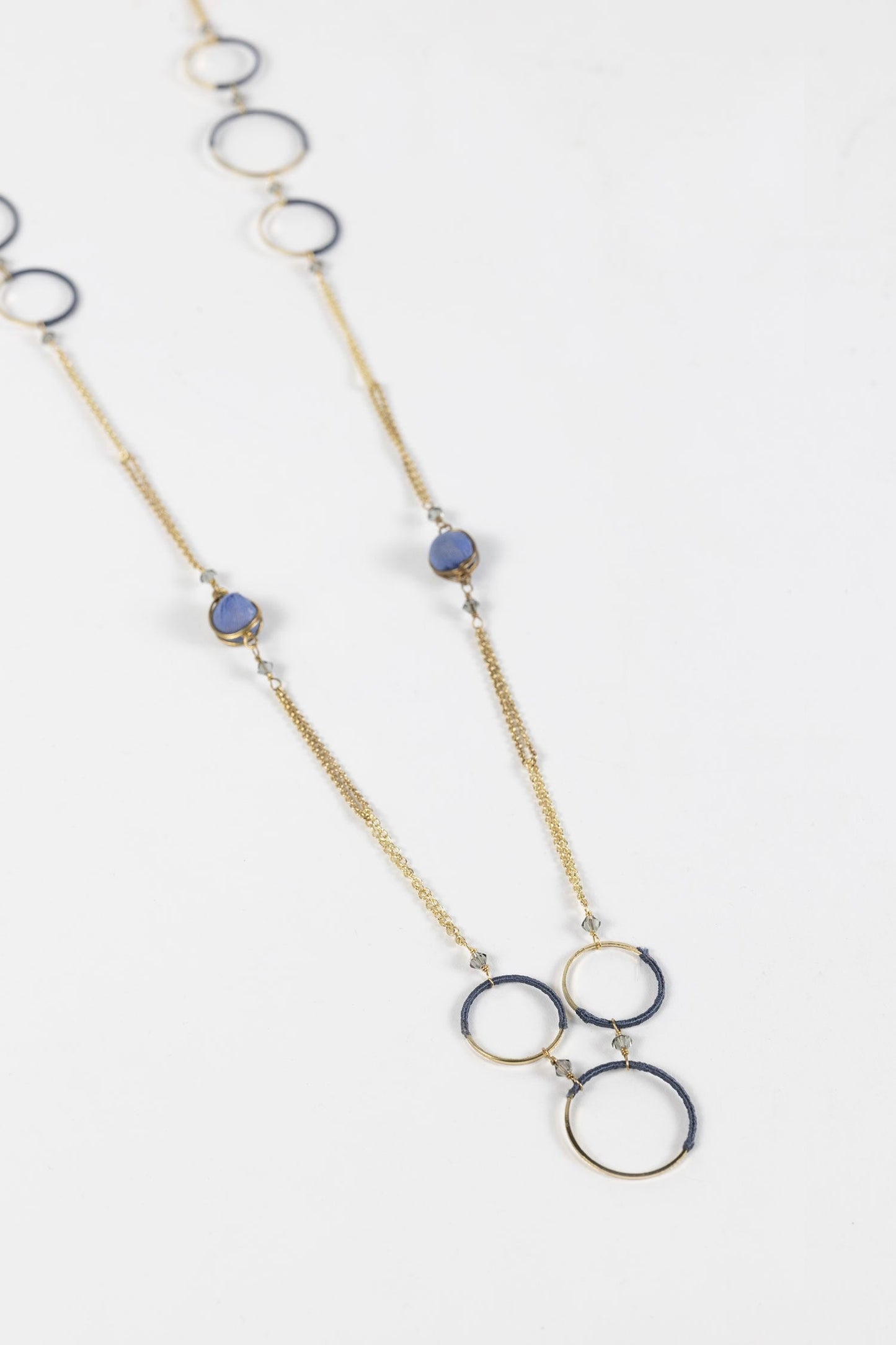Necklace thread wrap crcls/bds fn chn 47L gld/blu
