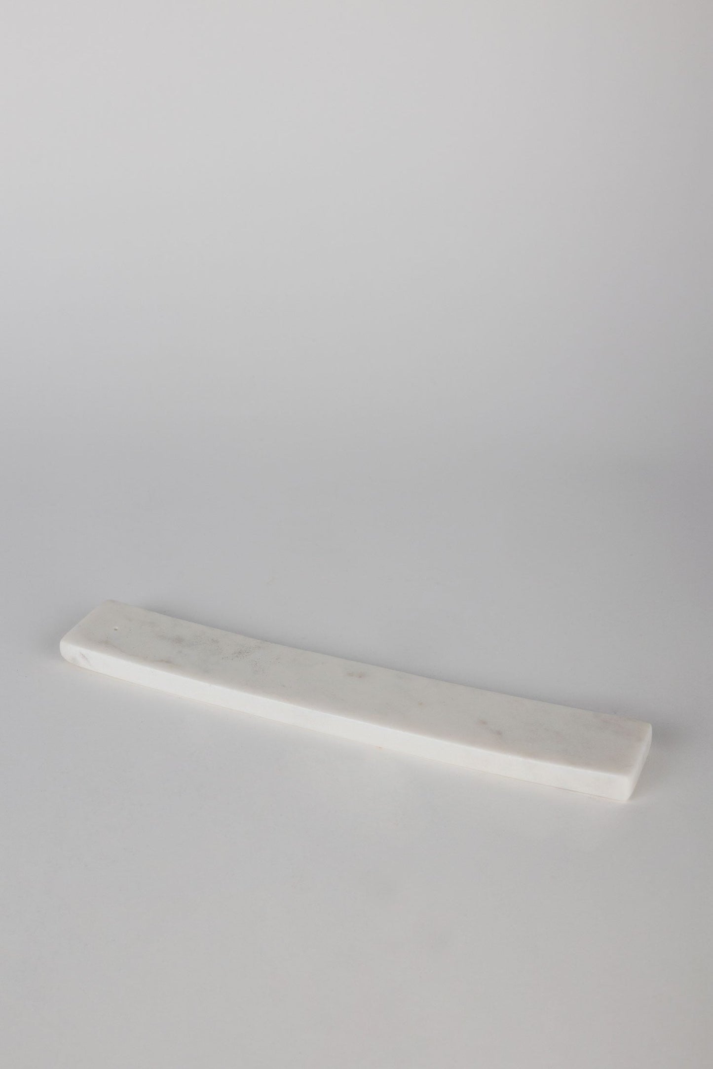 Incense holder curved marble 10Lx1.5W white/grey