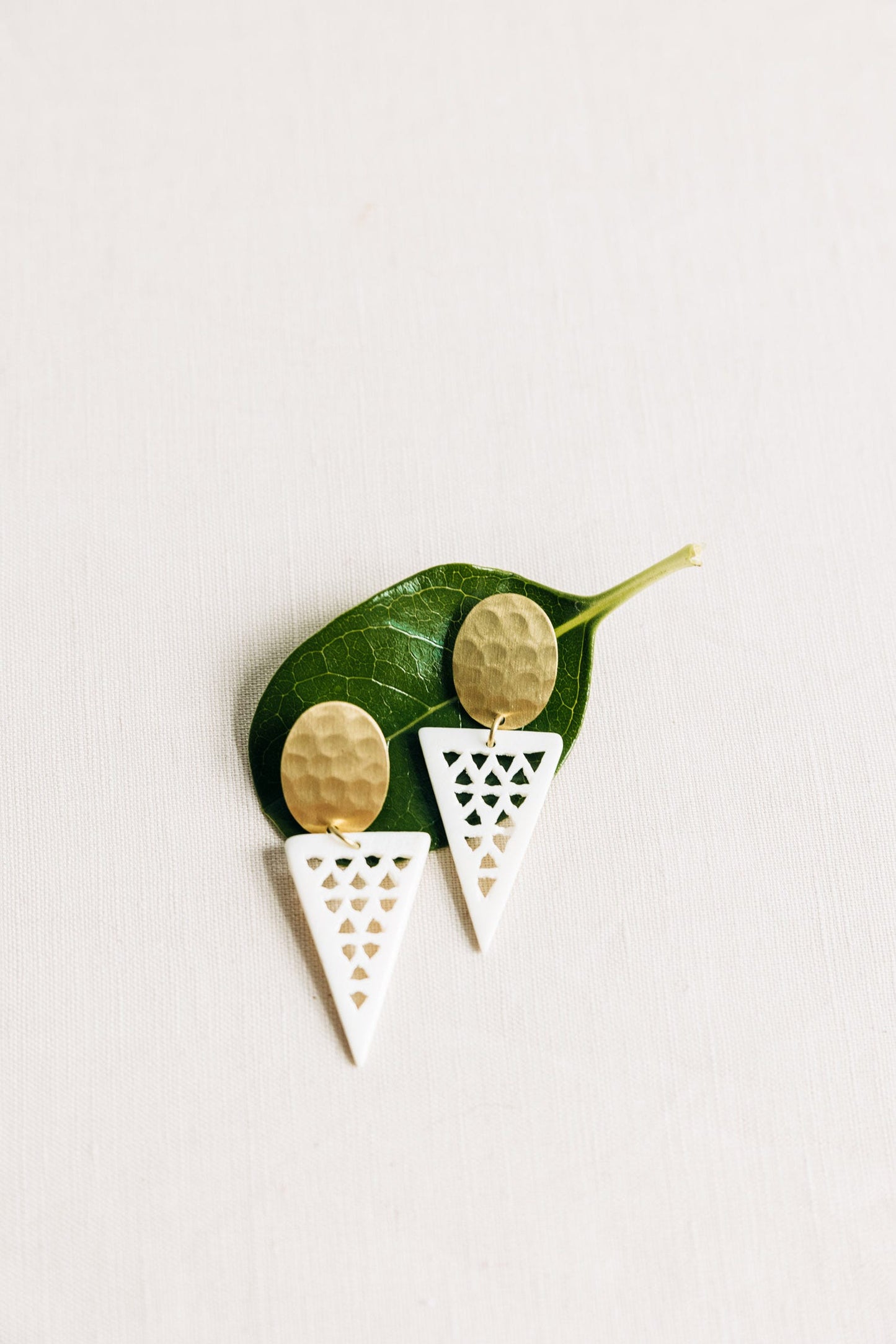 Earrings post trngl geo cut bone/mtl 2L wht/gld