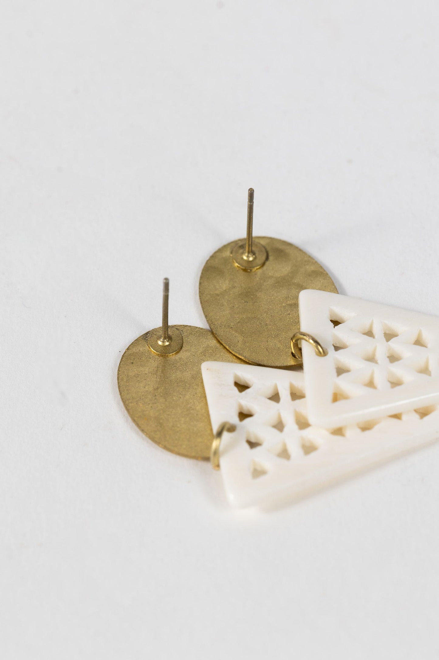 Earrings post trngl geo cut bone/mtl 2L wht/gld