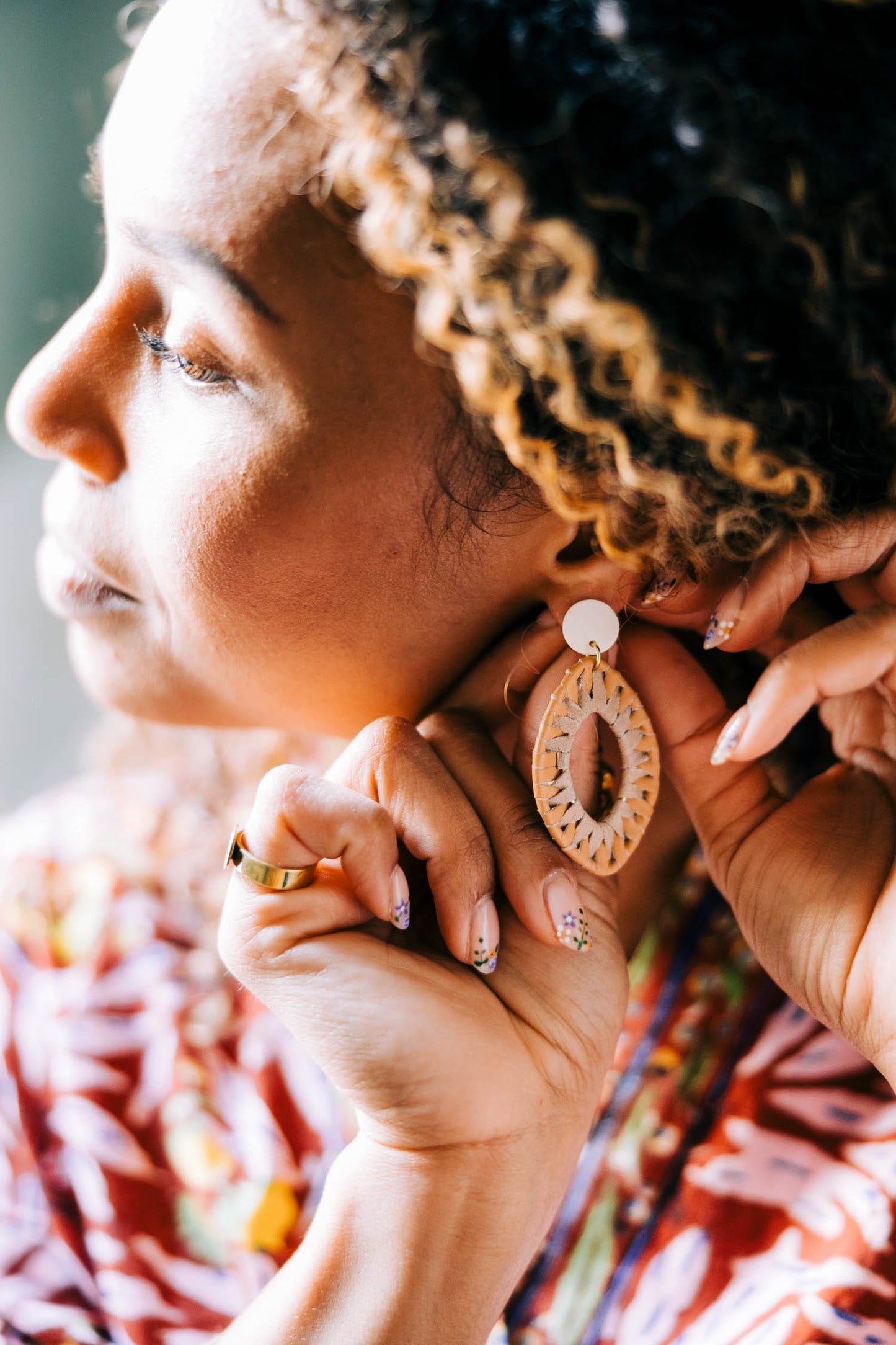 Earrings post petal lthr wrap/bone 2.25L tan/wht
