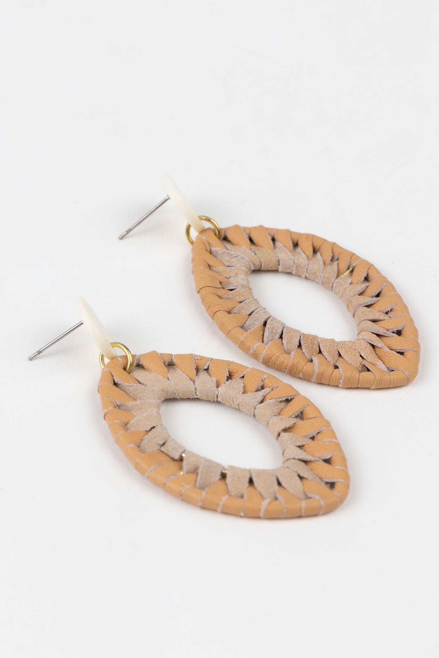 Earrings post petal lthr wrap/bone 2.25L tan/wht