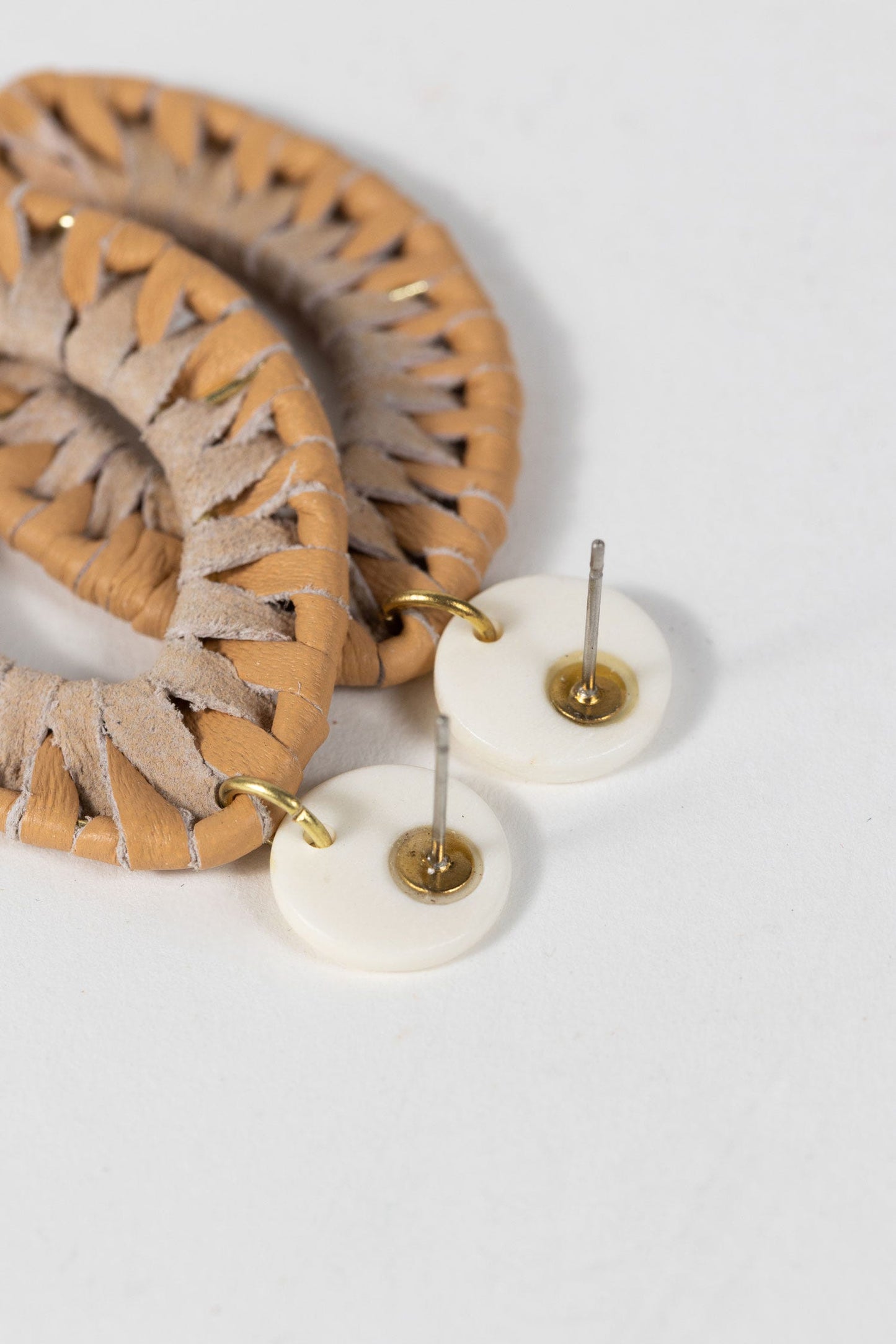 Earrings post petal lthr wrap/bone 2.25L tan/wht