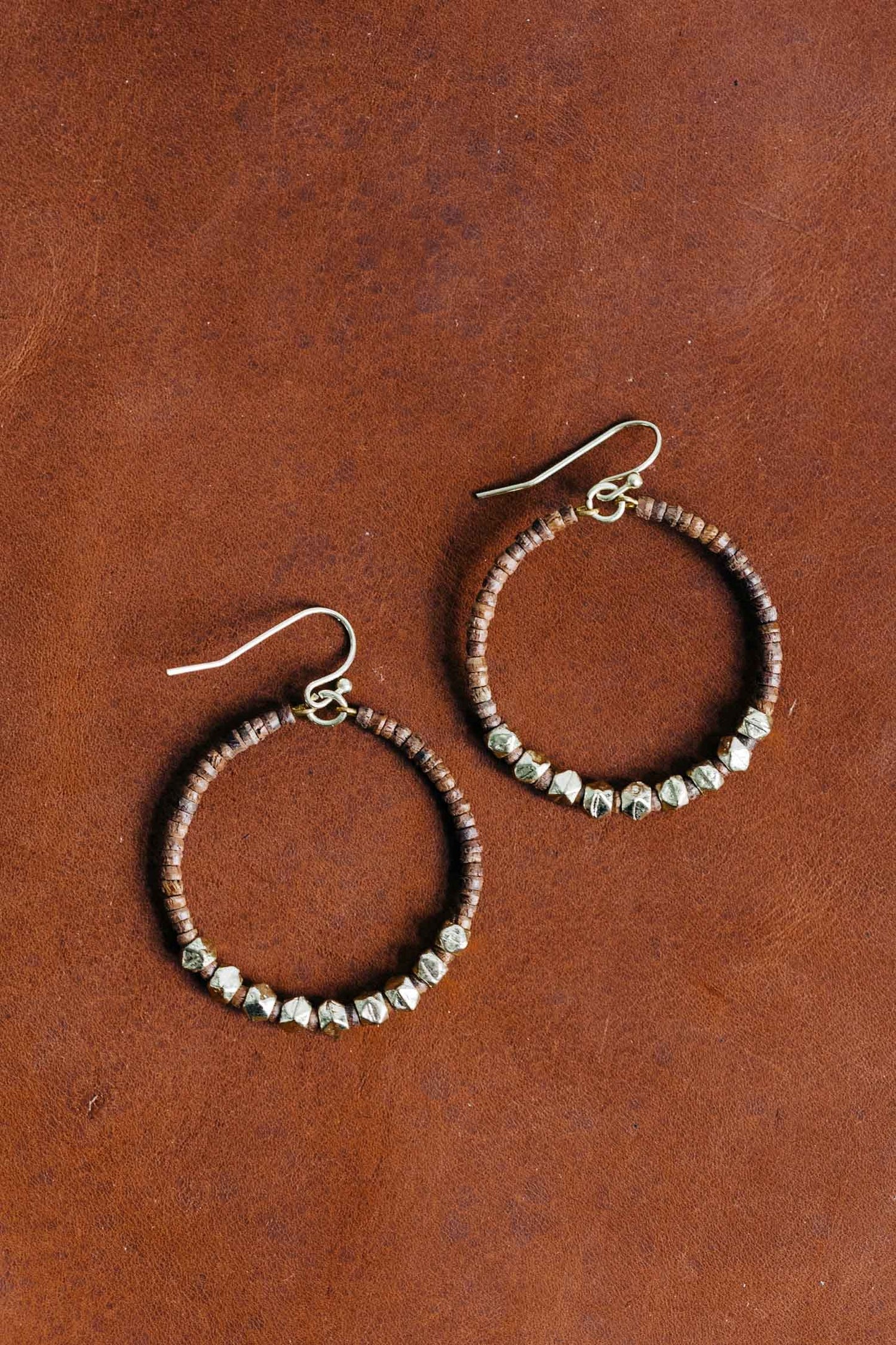 Earrings drop beaded hoop wd/br 1.25D brn/gld