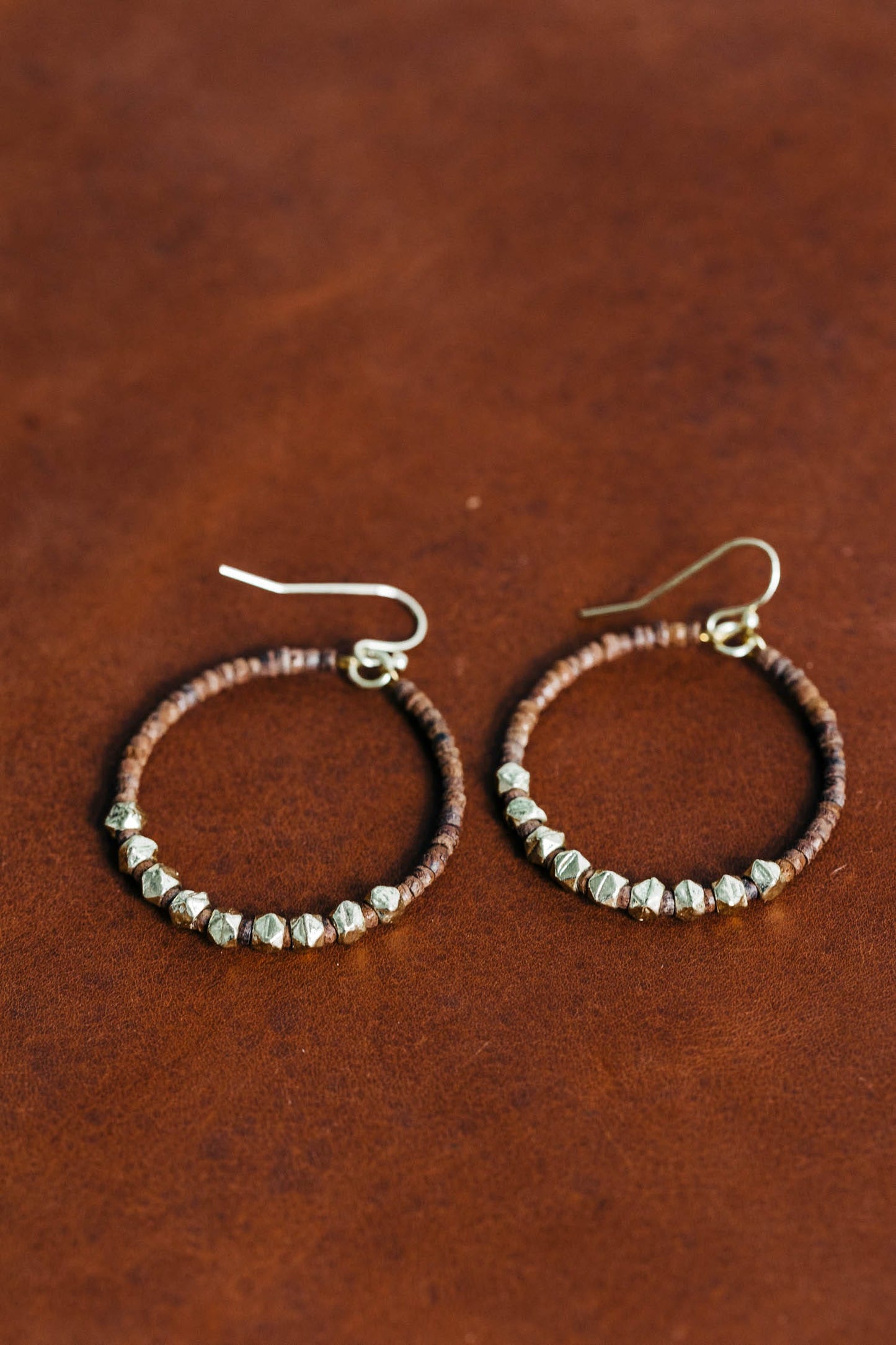 Earrings drop beaded hoop wd/br 1.25D brn/gld
