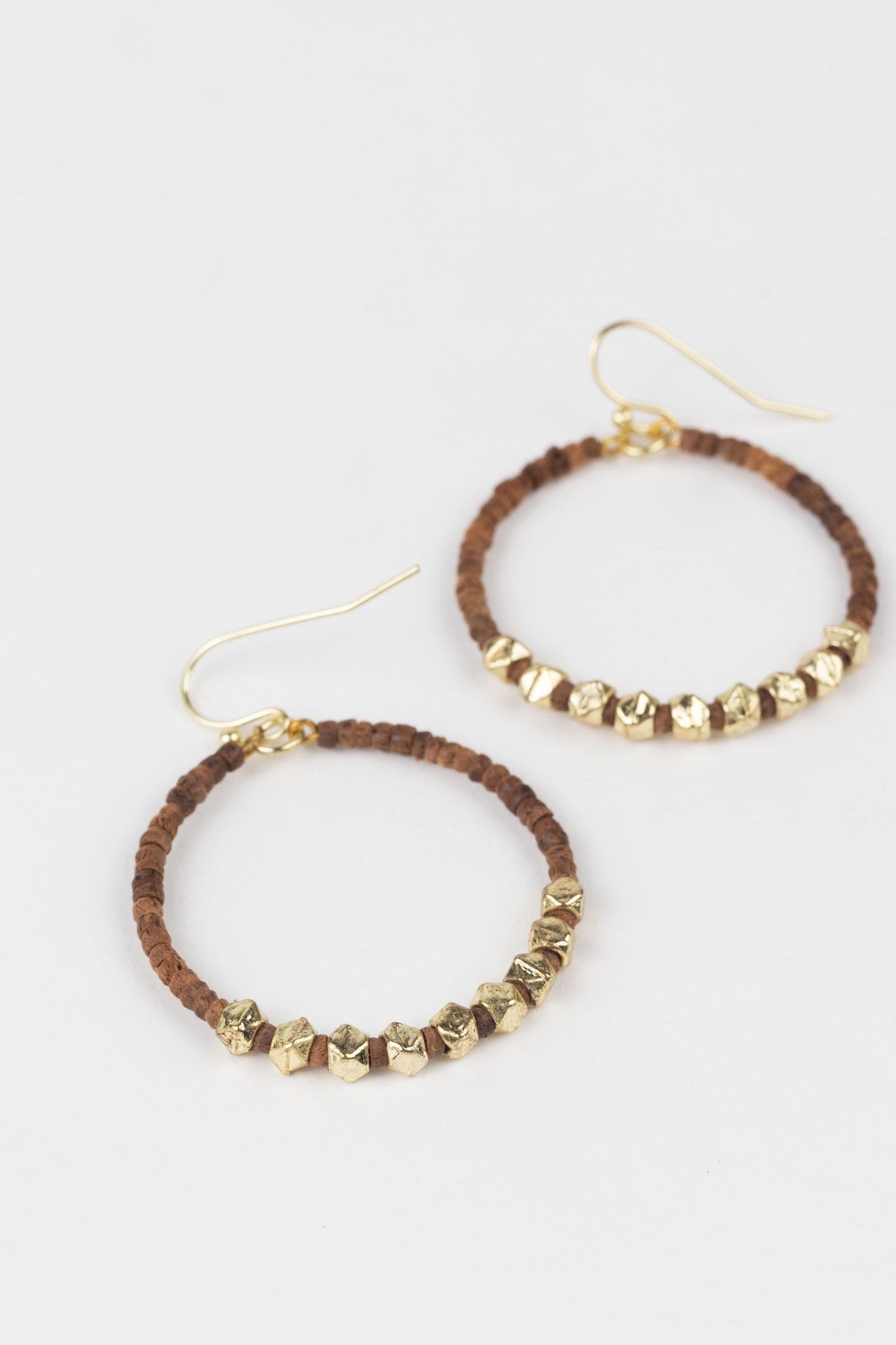 Earrings drop beaded hoop wd/br 1.25D brn/gld