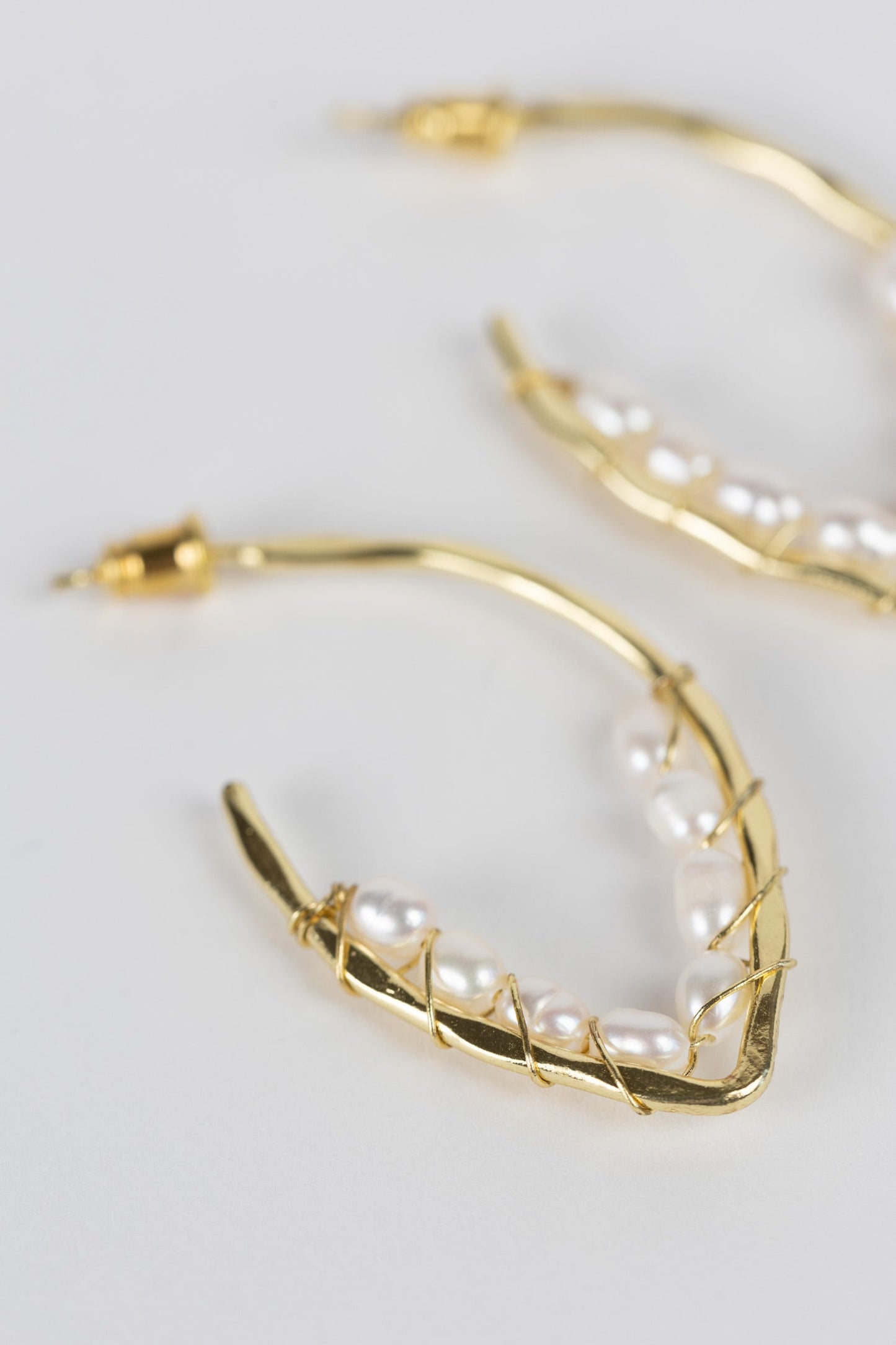 Earrings post oval wrap pearls/brass 1.75L gld/wht
