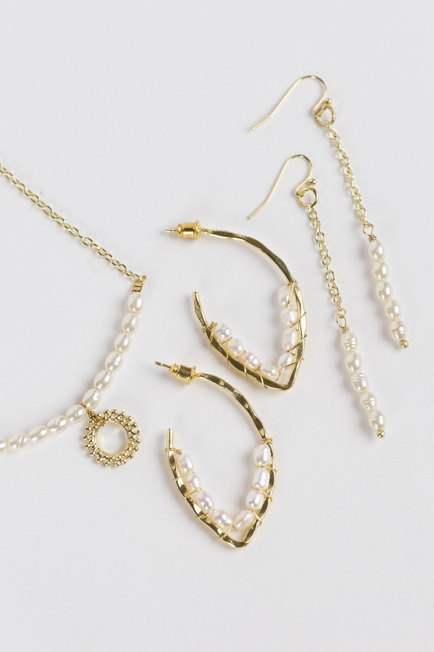 Earrings post oval wrap pearls/brass 1.75L gld/wht