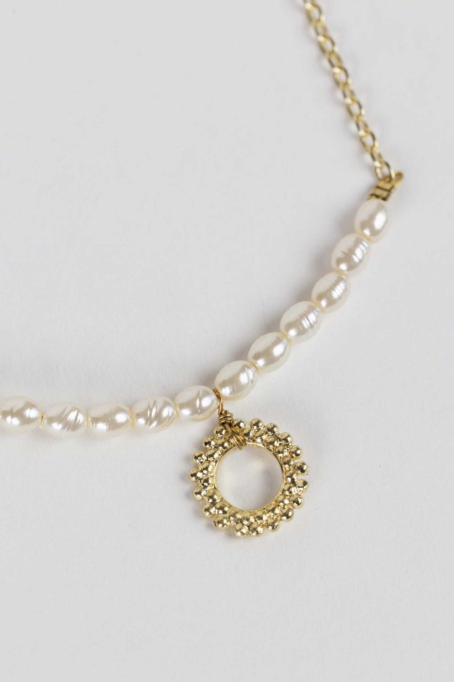 Necklace charm and pearl brass/pearl 22L gld/wht